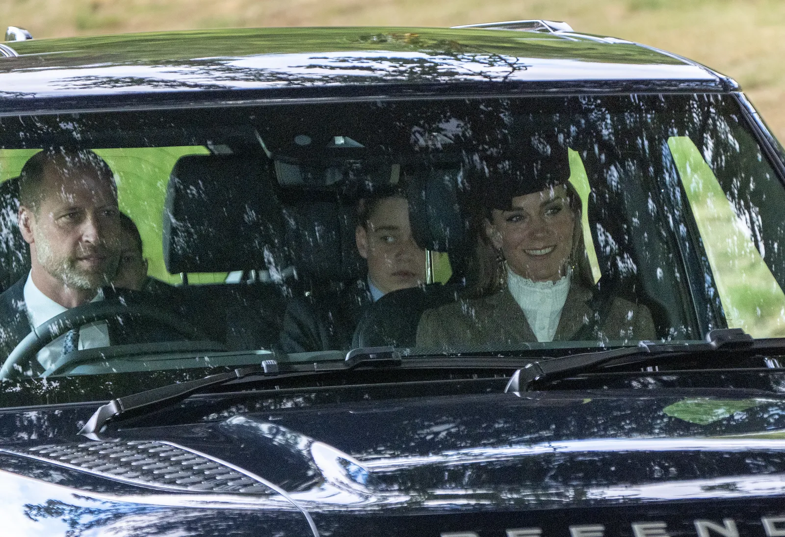 L'image peut contenir Prince George de Cambridge Voiture Véhicule de transport Personne adulte Mariage Visage et tête
