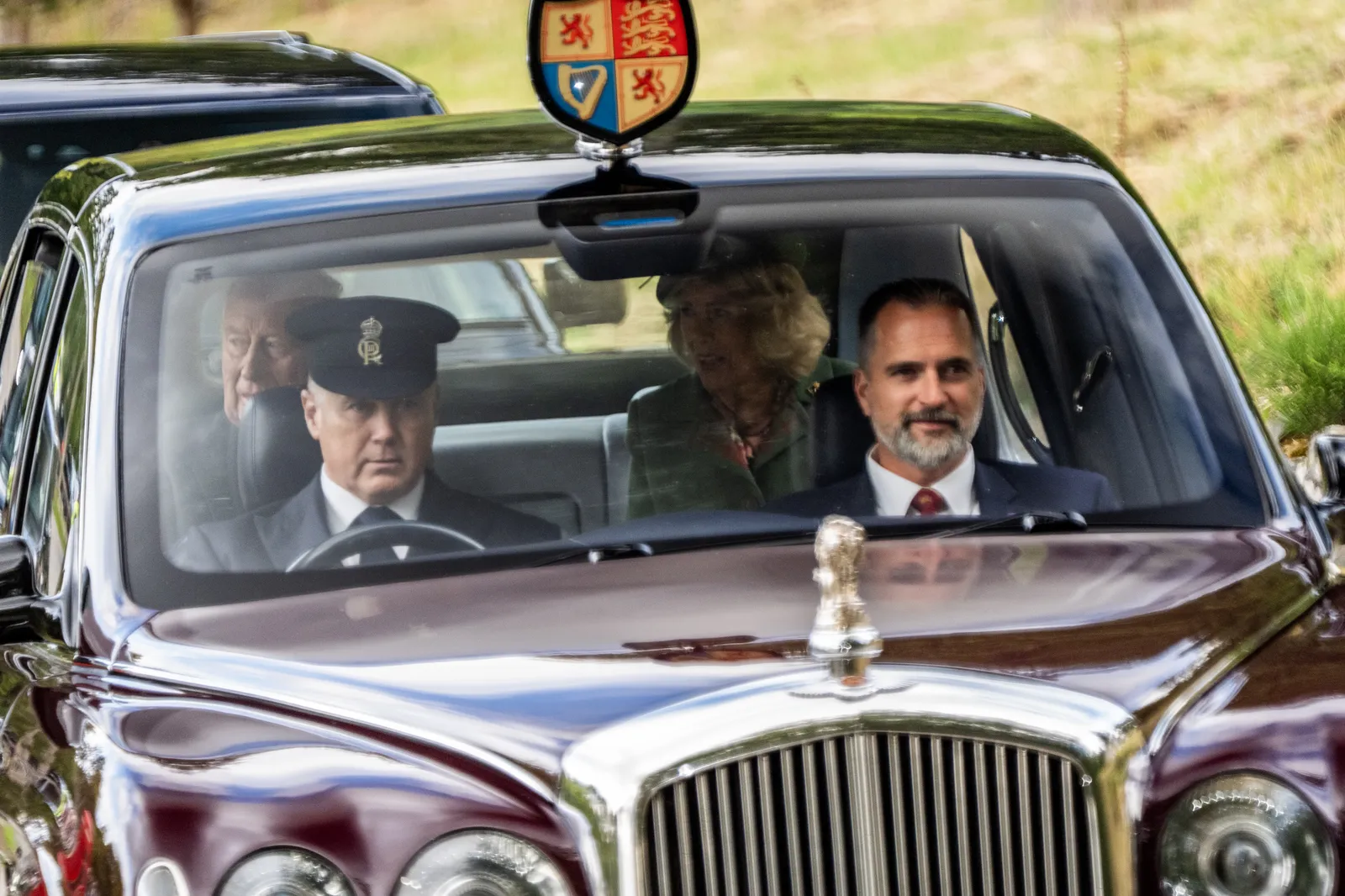 L'image peut contenir Rex Smith Personne adulte Véhicule de transport de voiture Vêtements Chapeau Accessoires Vêtements de cérémonie et cravate