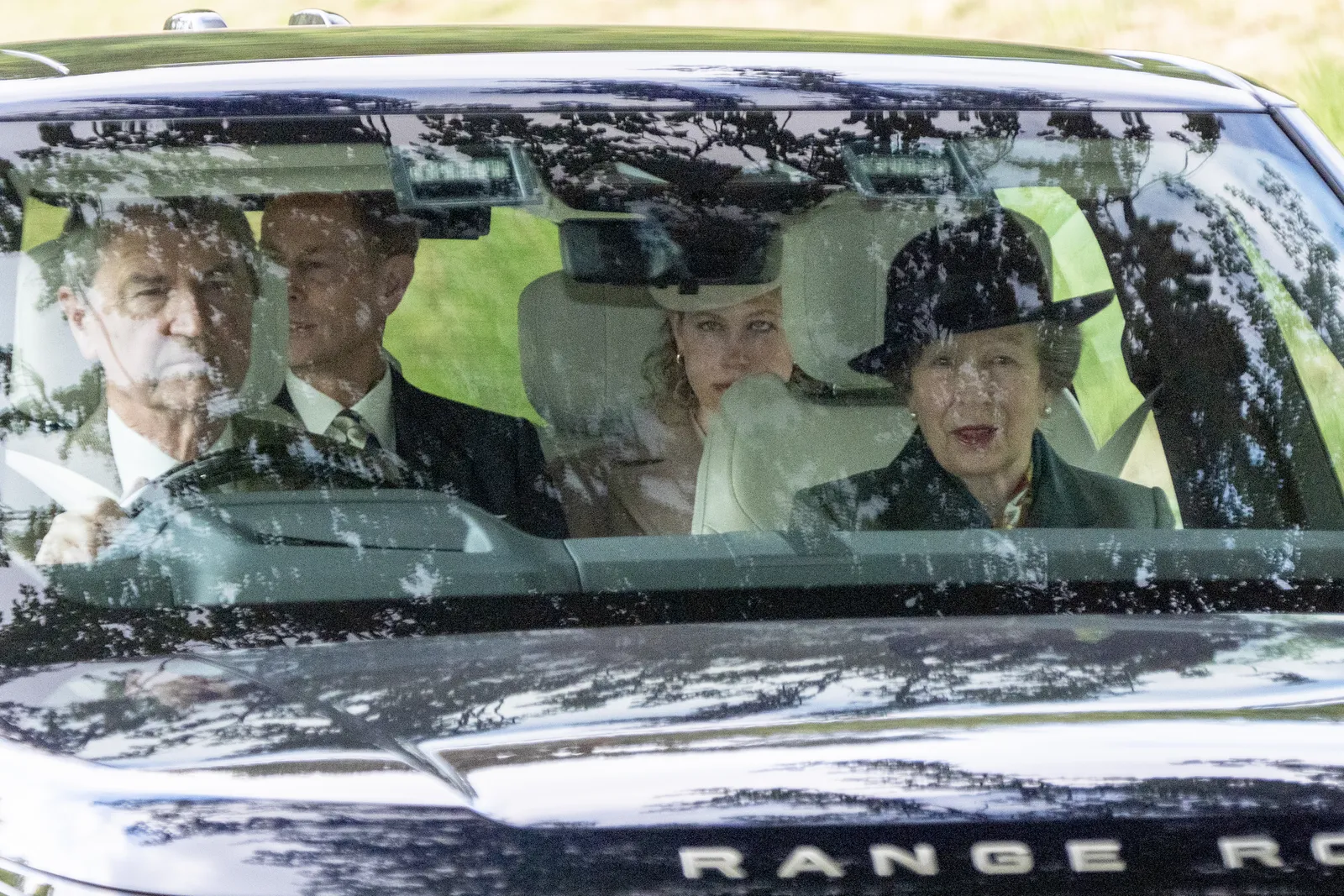 L'image peut contenir Anne Princesse Royale Personne adulte Visage Tête Photographie Portrait Vêtements Vêtements de cérémonie et costume