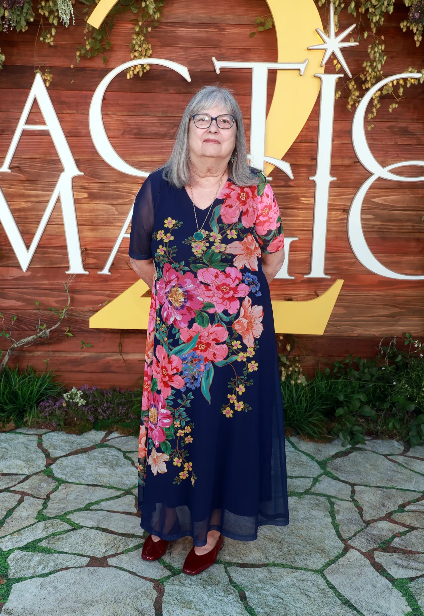 L'image peut contenir Alice Hoffman Personne Adulte Visage Tête Photographie Portrait Accessoires Lunettes et position debout