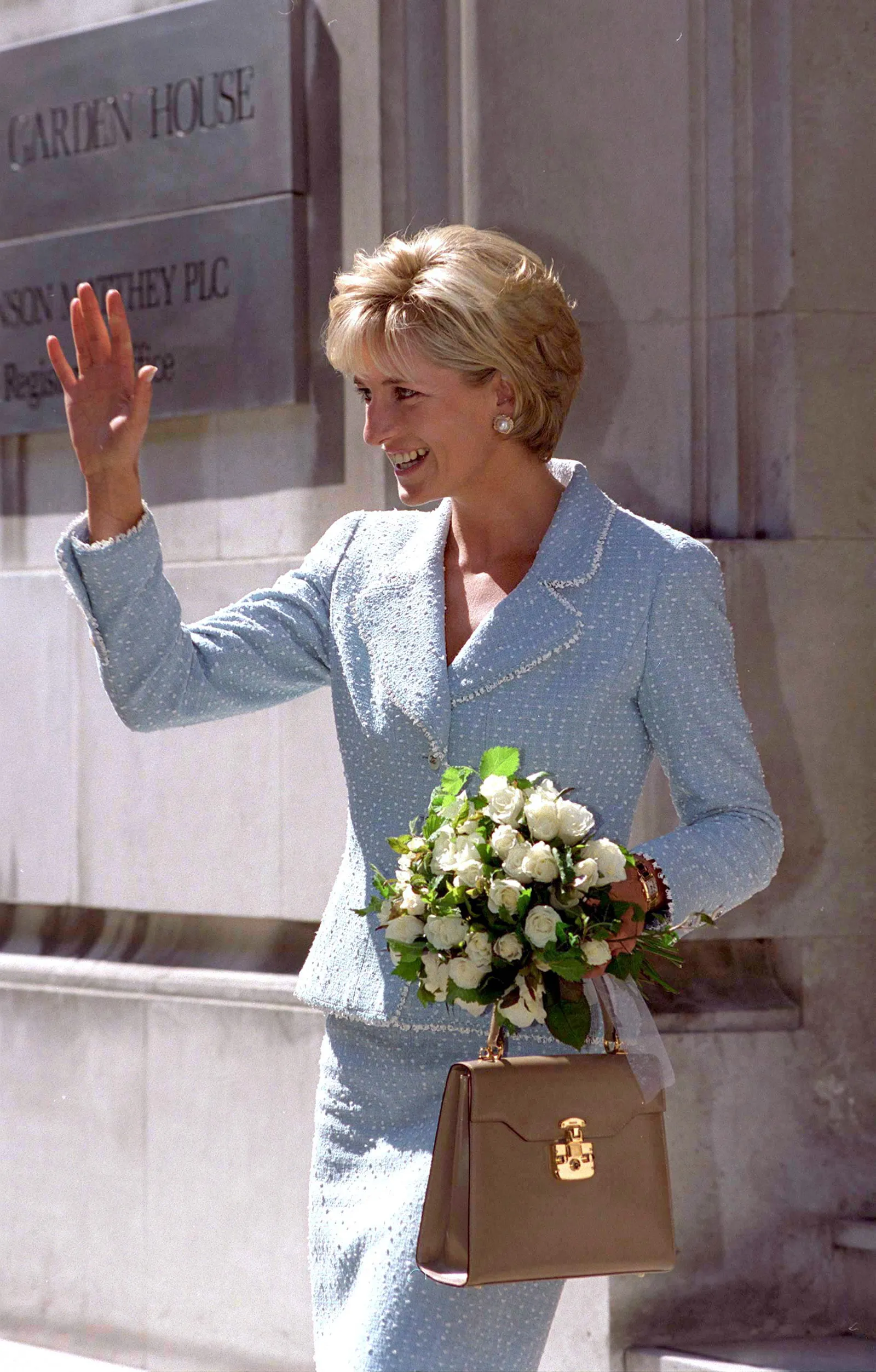 Un « coup du sort » a changé l'été dernier de la princesse Diana et modifié l'histoire Diana Princess of Wales quitte la British Lung Foundation vêtue d'un costume Chanel et d'un sac à main de Lana Marks.