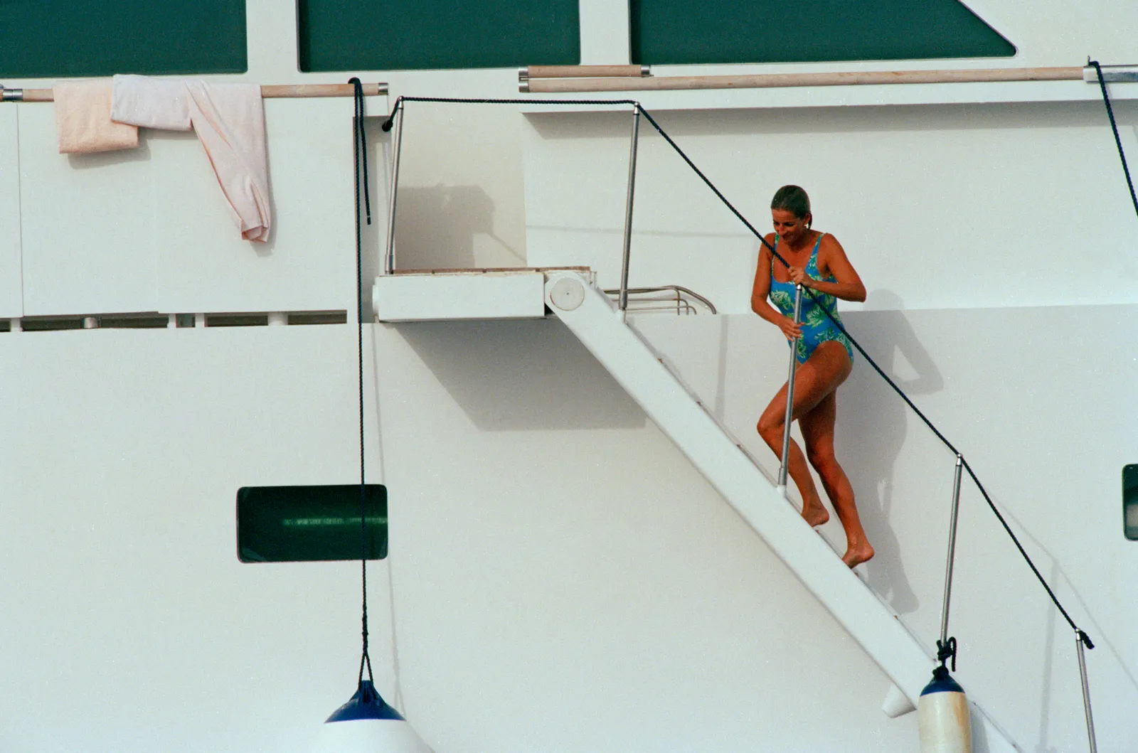 Un « coup du sort » a changé l'été dernier de la princesse Diana et modifié l'histoire La princesse Diana monte un escalier à bord du superyacht Dodi Al Fayed Jonikal en juillet 1997.