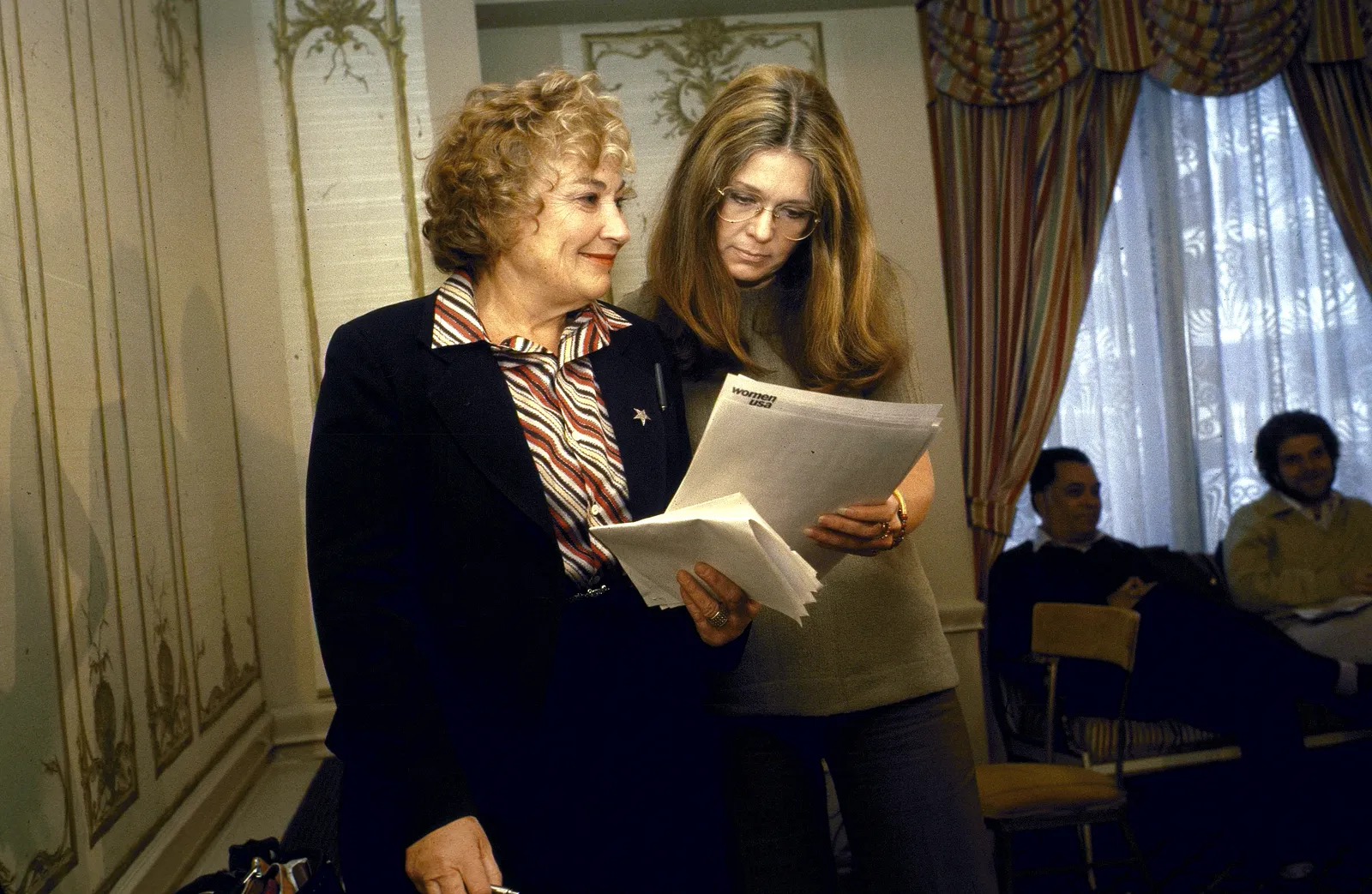 L'image peut contenir Bella Abzug Gloria Steinem Visage Tête Personne Photographie Portrait Blazer Vêtements Manteau et veste