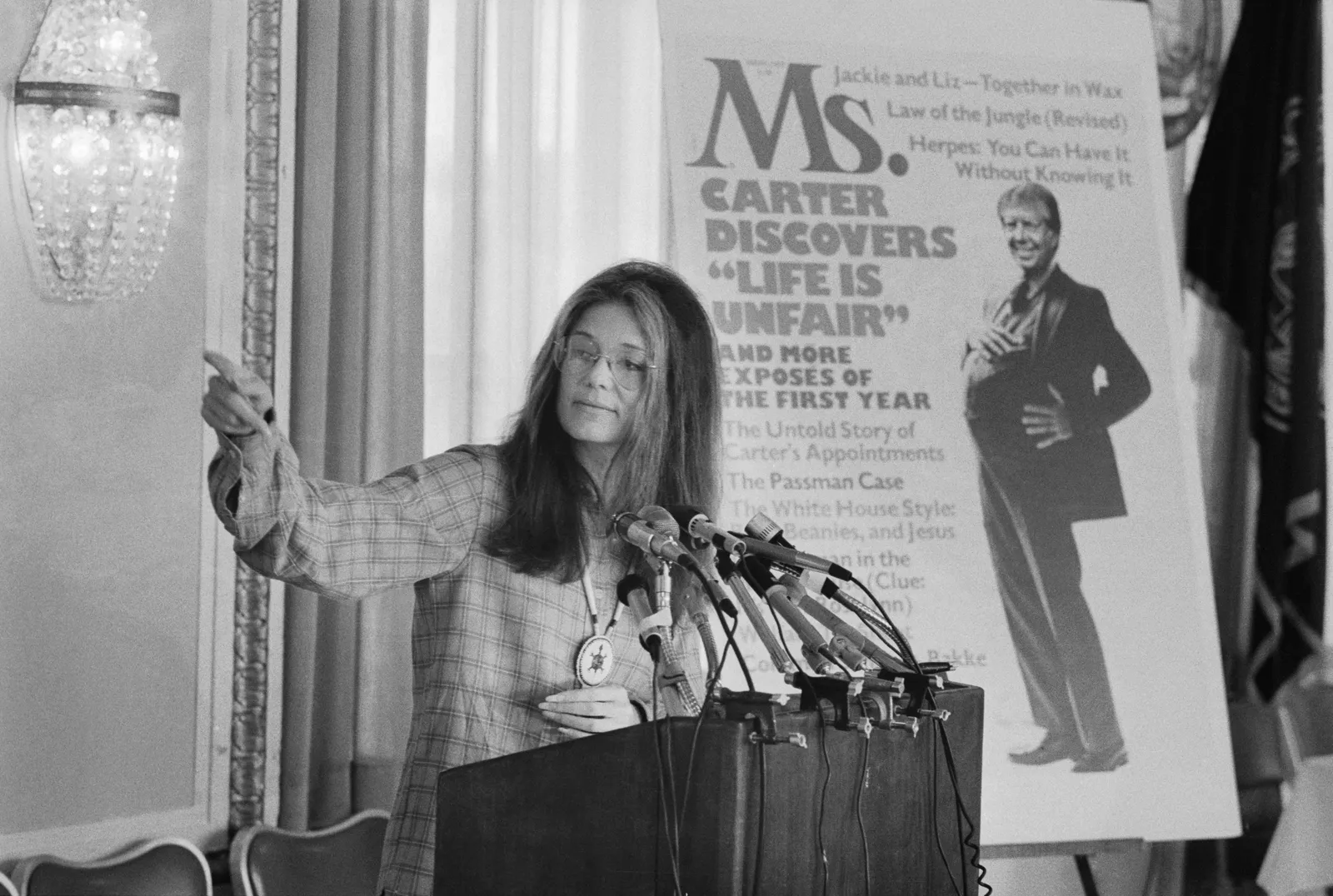 Steinem lors d'une conférence de presse au National Press Club le 16 décembre 1977, discutant de la première année du président Carter au pouvoir...