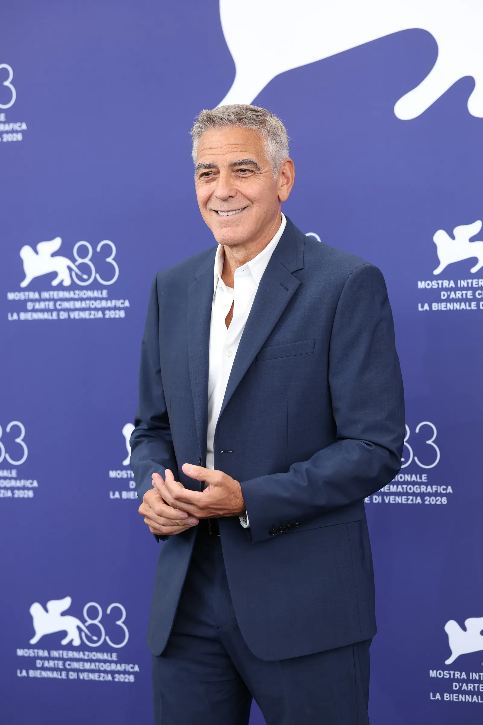 L'image peut contenir George Clooney Blazer Vêtements Manteau Veste Tenue de soirée Costume Personne adulte Visage heureux et tête