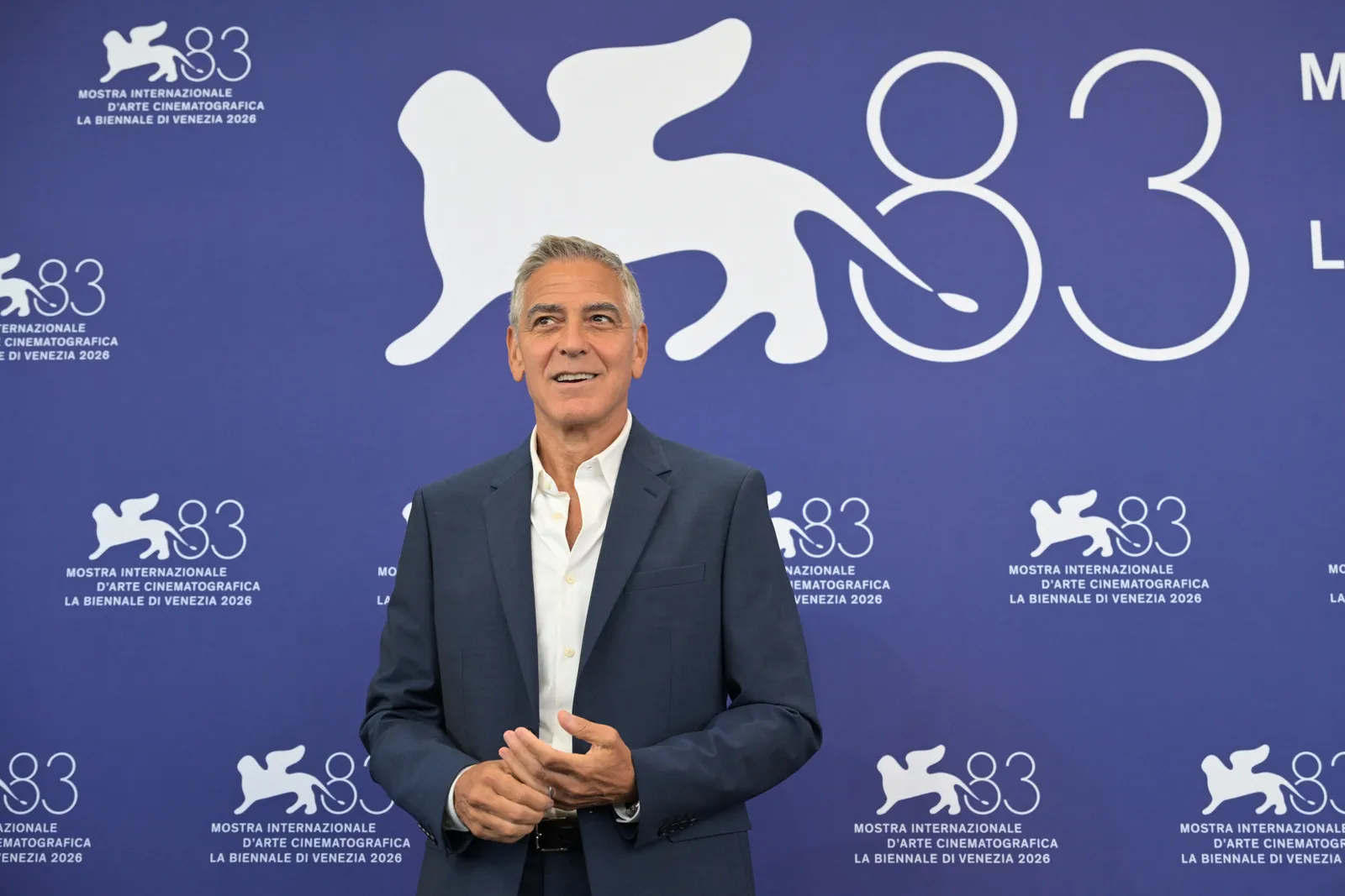 L'image peut contenir George Clooney Vêtements Manteau Veste Blazer Personne adulte Publicité Tenue de cérémonie et costume