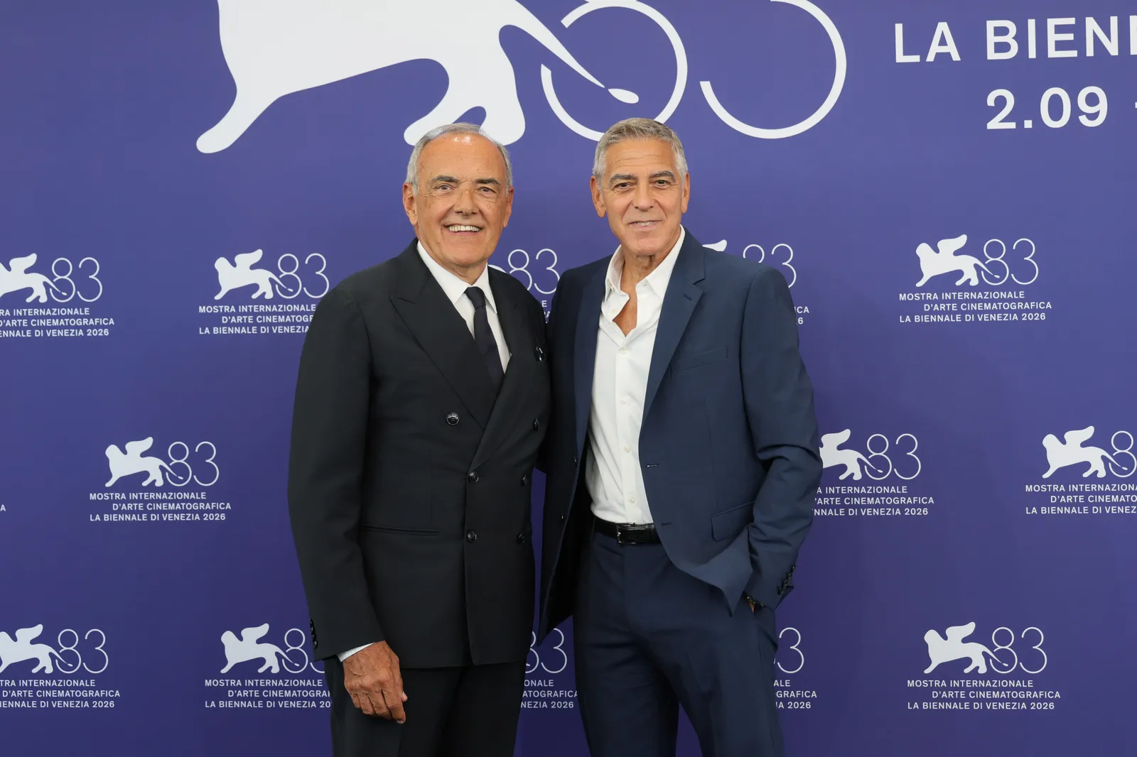 L'image peut contenir Francesco Acquaroli George Clooney Blazer Vêtements Manteau Veste Tenue de soirée Costume Adulte et personne