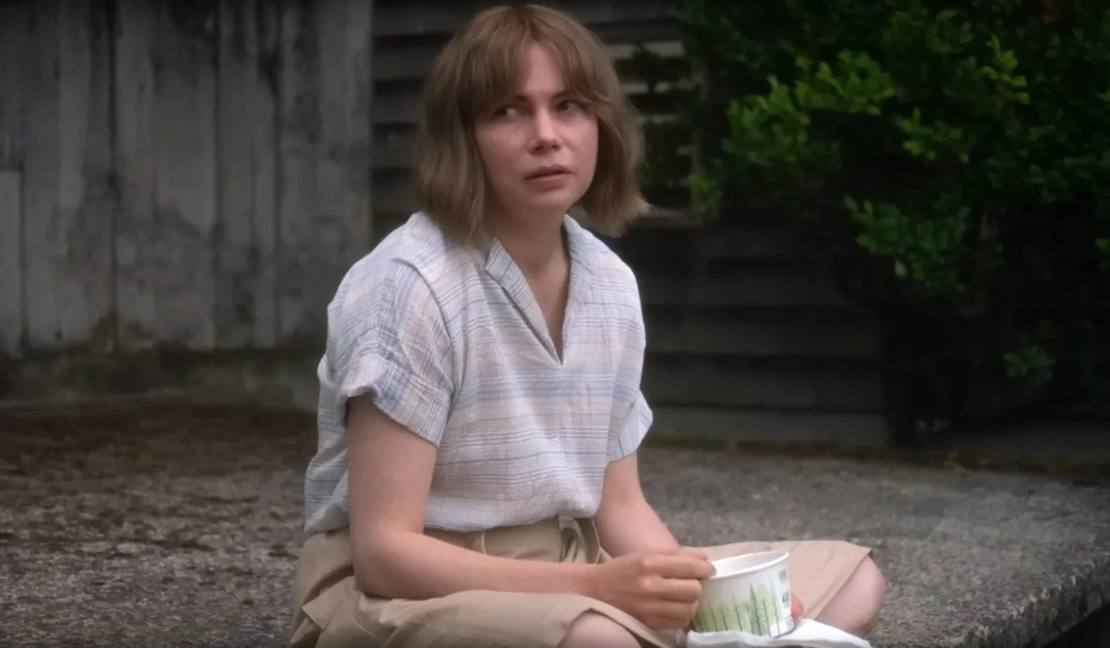 Hollywood n'arrive pas à redresser le monde de l'art L'image peut contenir Michelle Williams Blouse Vêtements Visage Tête Personne Photographie Portrait Manche Triste et tasse