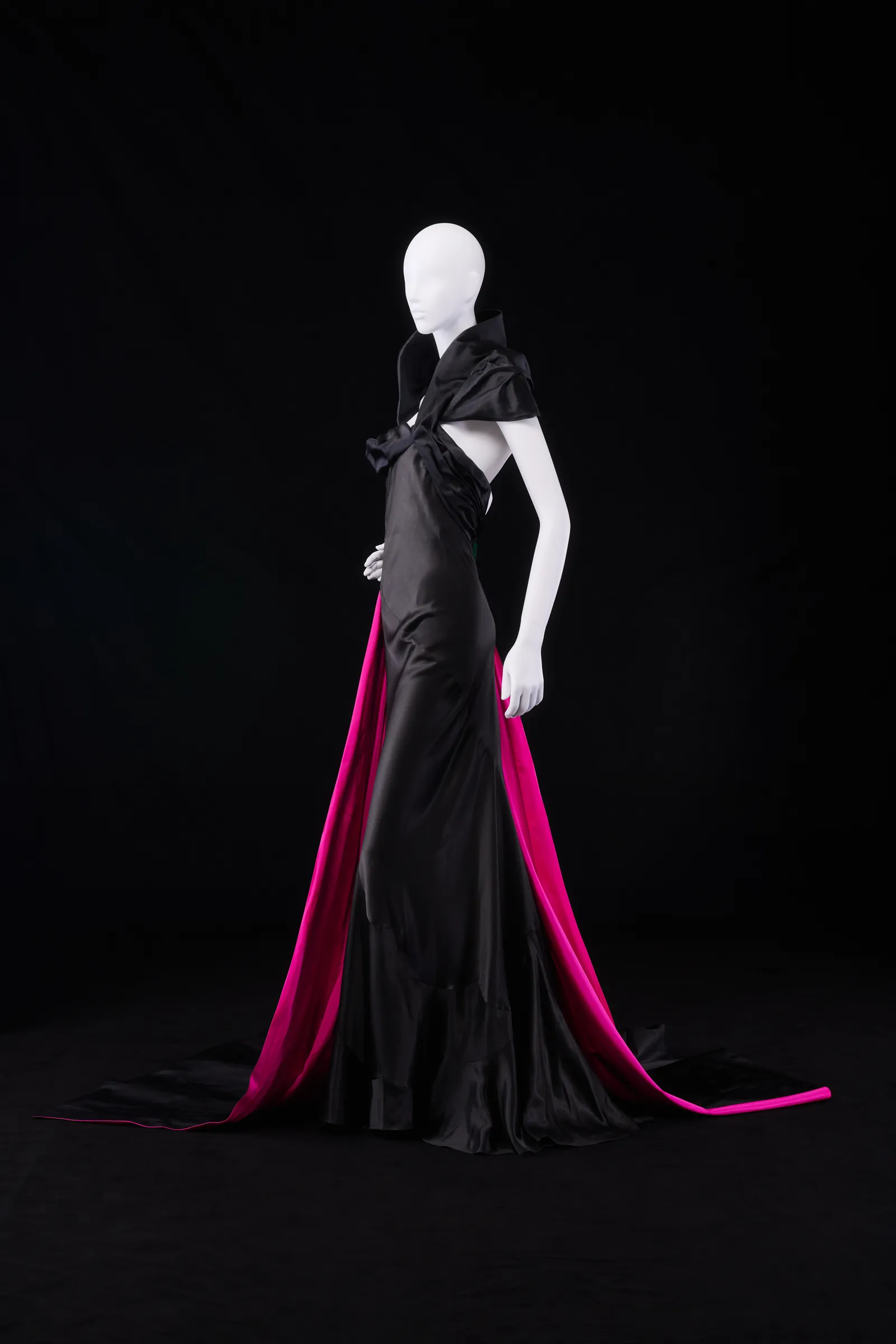 L'emblématique McQueen de Naomi Campbell et la robe la plus célèbre d'Yves Saint Laurent : dans les coulisses du défilé le plus intrigant de la Fashion Week de New York L'image peut contenir des vêtements Robe Tenue de soirée Robe de soirée Mode Personne adulte et robe
