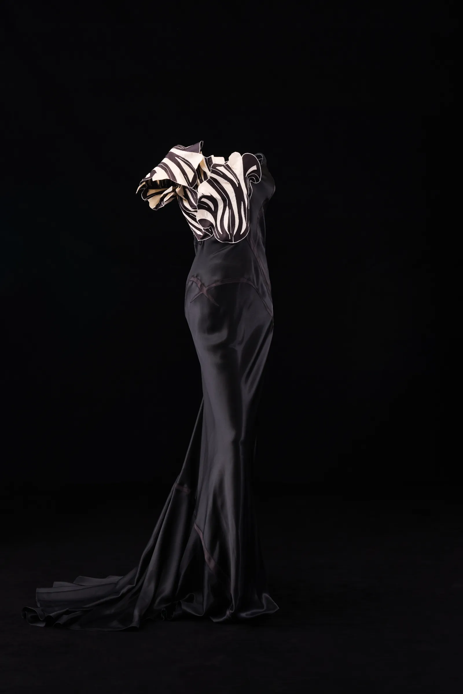 L'emblématique McQueen de Naomi Campbell et la robe la plus célèbre d'Yves Saint Laurent : dans les coulisses du défilé le plus intrigant de la Fashion Week de New York L'image peut contenir des vêtements Robe Robe de soirée Tenue de soirée Mode et robe