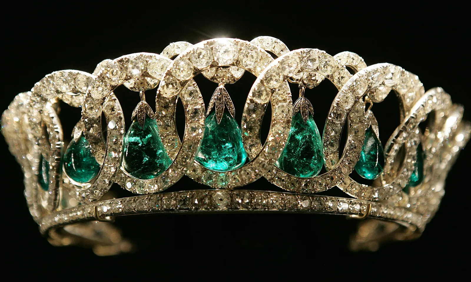 Le mystère des joyaux Romanov disparus L'image peut contenir des accessoires, des bijoux, des pierres précieuses et des émeraudes.