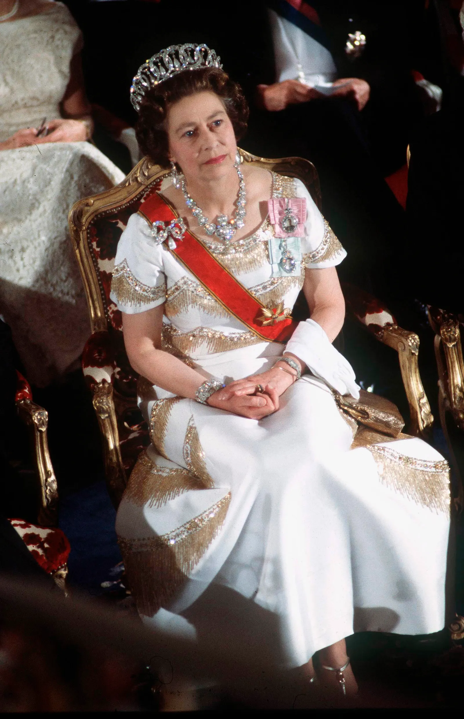 Le mystère des joyaux Romanov disparus L'image peut contenir une personne d'Elizabeth II, un adulte, des vêtements de mariage, des gants, un visage et une tête.