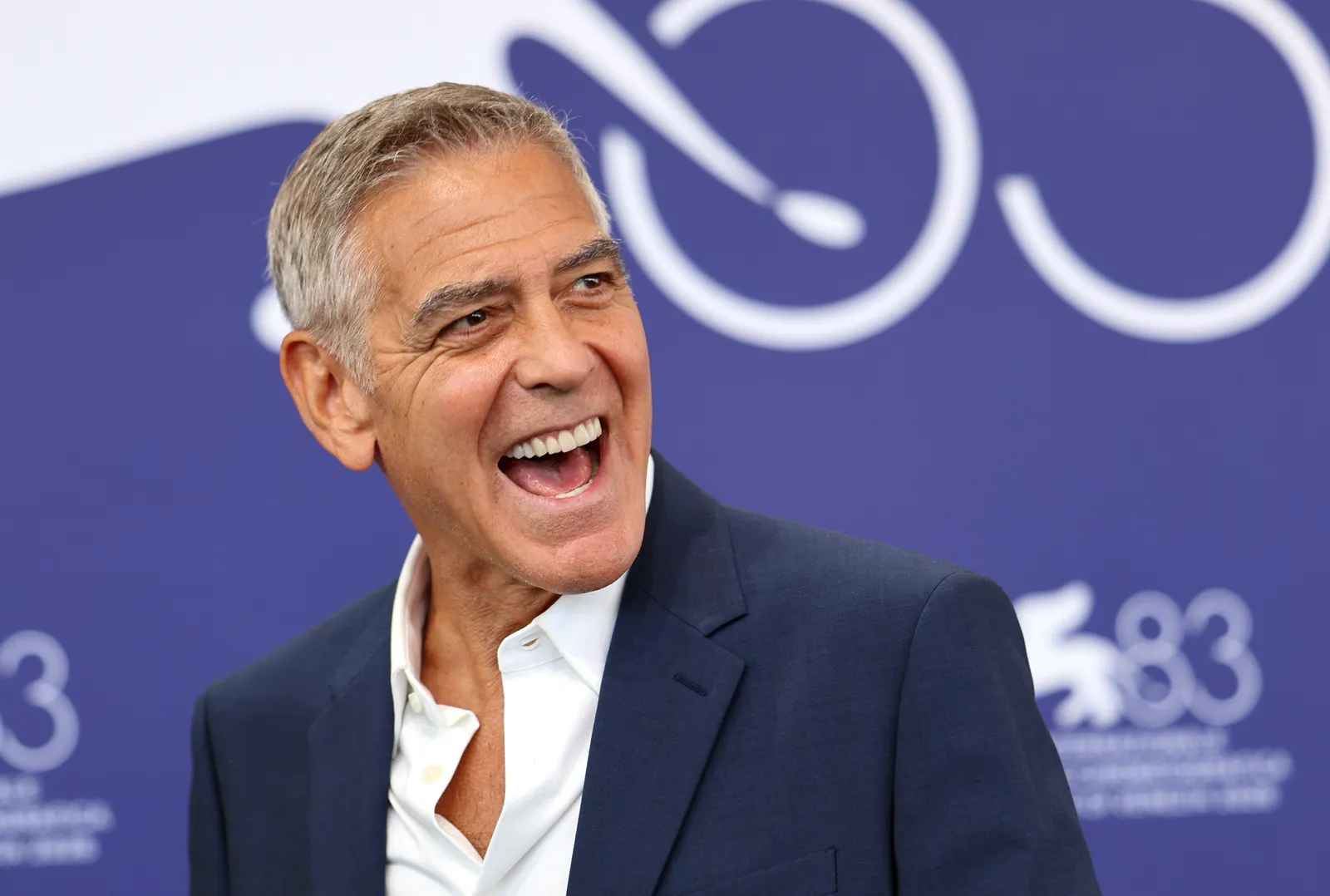 À Venise, Hollywood ne veut parler que de politique L'image peut contenir le visage de George Clooney, la personne qui rit heureux, les vêtements pour adultes, les vêtements de cérémonie et le costume.