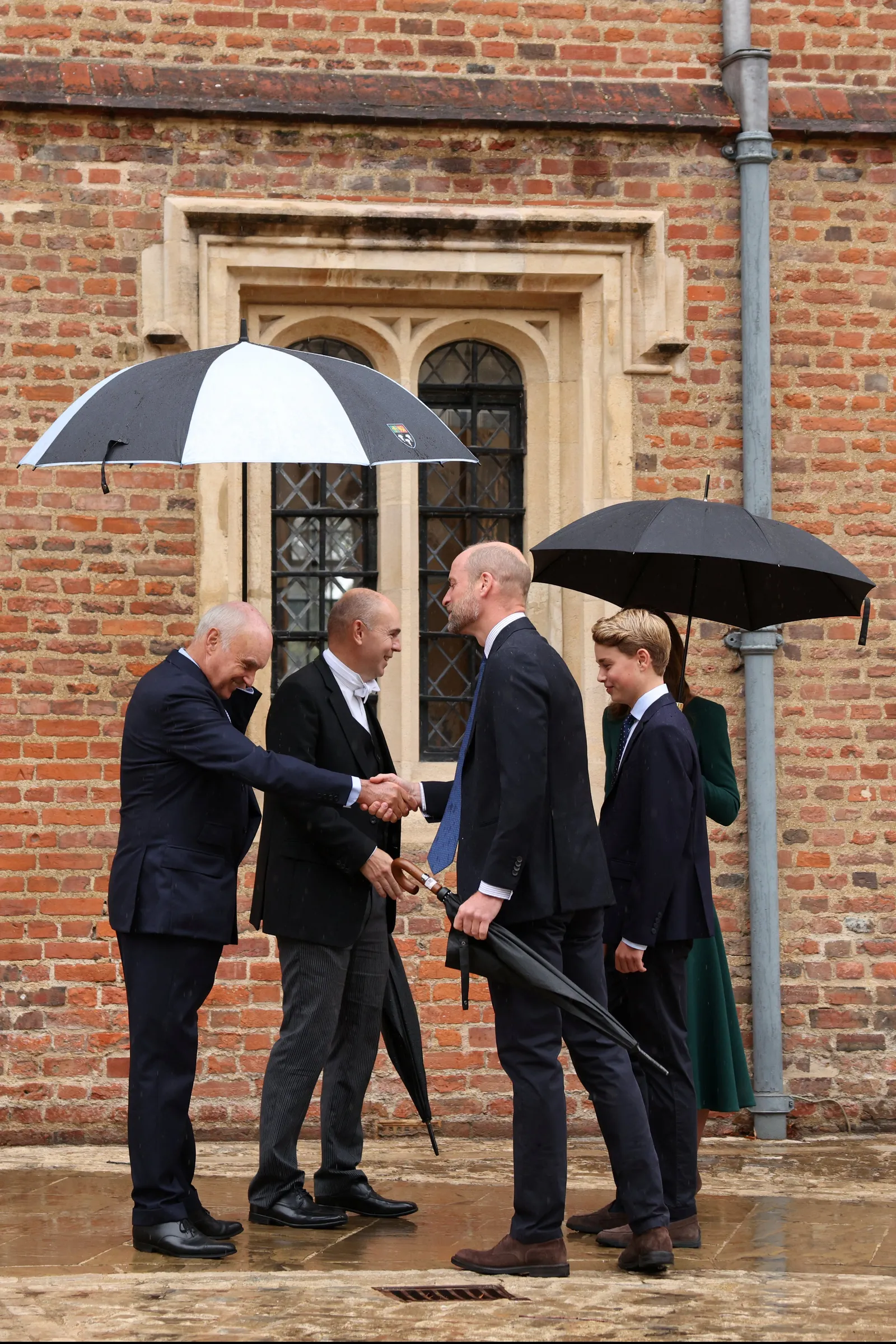 L'image contient peut-être le prince William, duc de Cambridge, blazer, vêtements, manteau, veste, brique, personne adulte et vêtements de cérémonie.