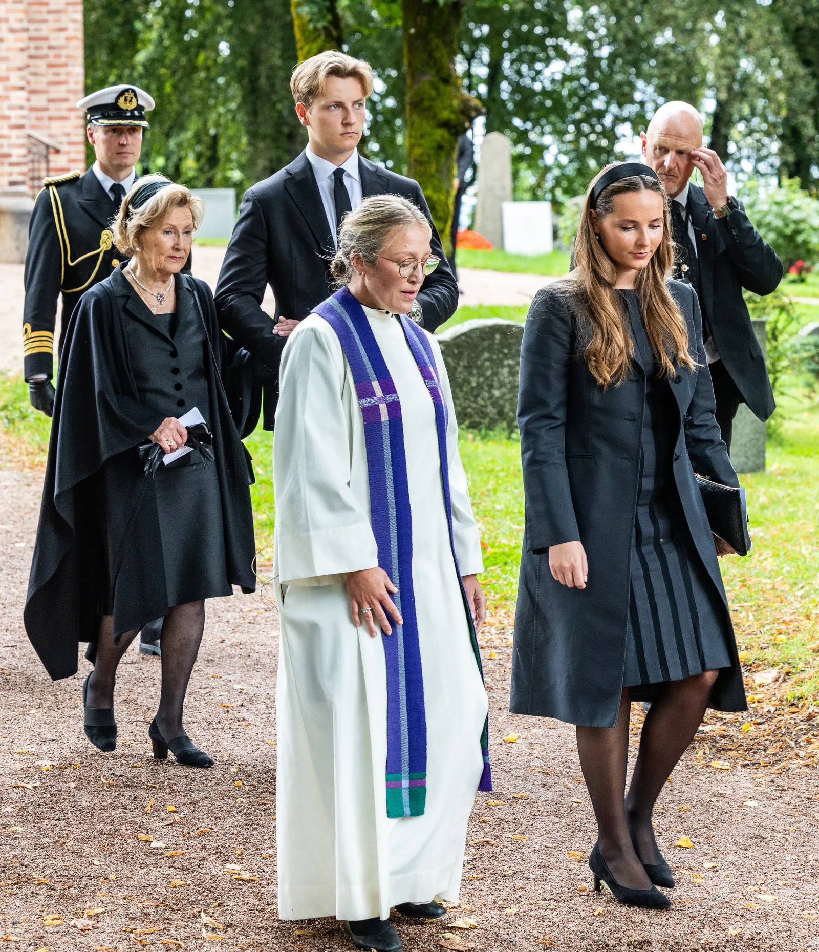 L'image peut contenir la reine Sonja de Norvège Personne Vêtements pour adultes Manteau Accessoires de mariage Bijoux et collier