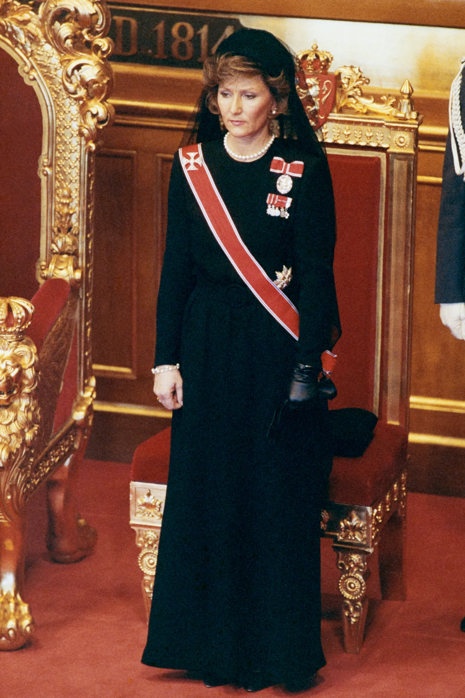 L'image peut contenir le visage et la tête de la reine Sonja de Norvège.
