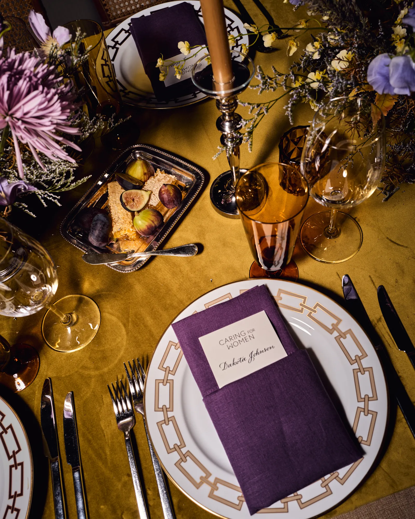 Salma Hayek Pinault, Paris Hilton et Simone Biles ont invité la fête au dîner Caring for Women de Kering L'image peut contenir des couverts, une fourchette, un meuble, une table, une assiette de brunch, une table à manger et un dessus de table.