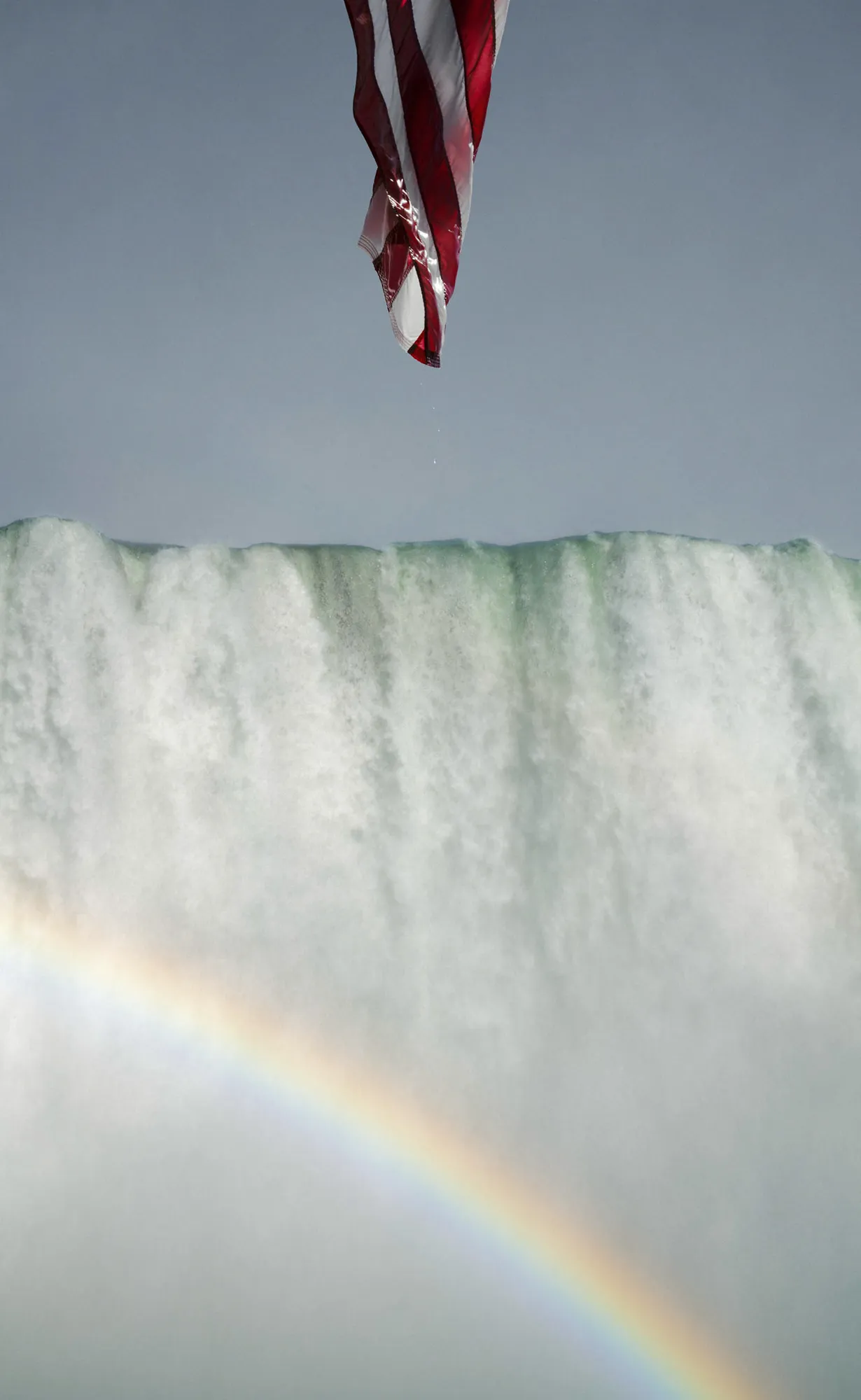 L'image peut contenir un drapeau Nature extérieur Ciel Eau Mer Vagues et cascade