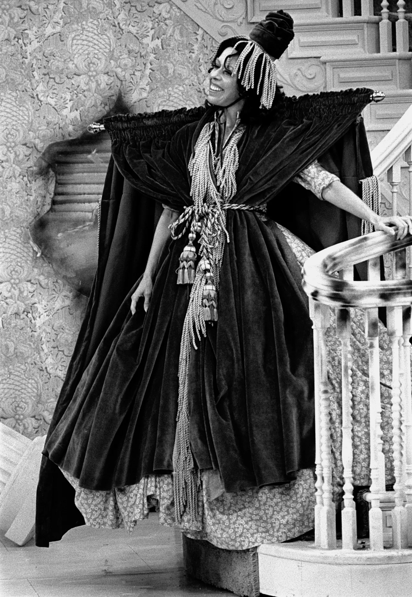 L'image peut contenir Carol Burnett Mode Vêtements Robe Personne adulte Mariage Tenue de cérémonie Visage et tête