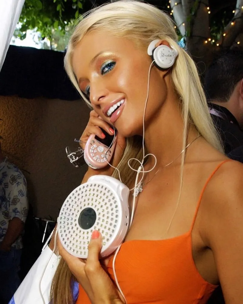 L'image peut contenir Paris Hilton Cheveux blonds Personne Électronique Casque Adulte Mariage Téléphone portable et téléphone