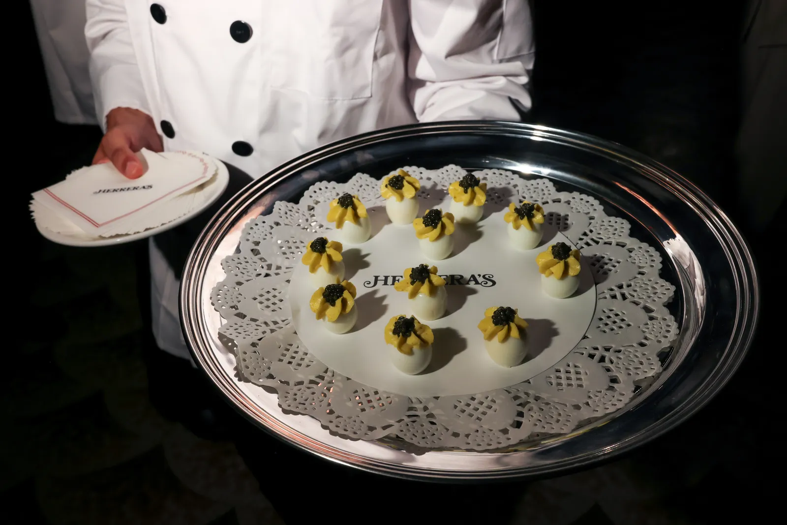 L'image contient peut-être de la nourriture Assiette de présentation de nourriture Repas Personne Hockey Hockey sur glace Rondelle de hockey sur glace Patinoire et patinoire