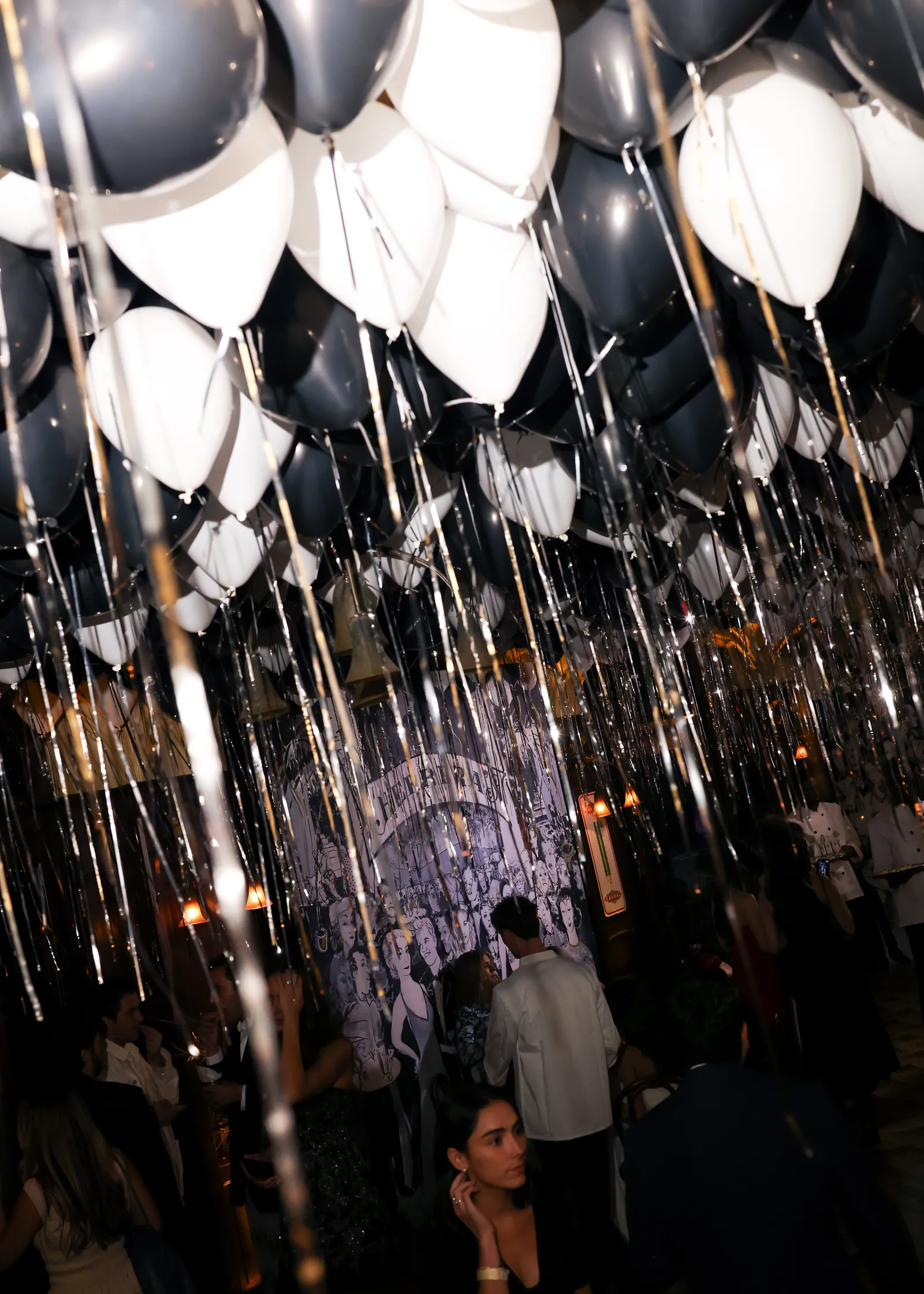 L'image peut contenir Emily Kusche Personnes Personne Urbain Ballon Adulte Mariage Visage Tête Casque Fête et éclairage amusants