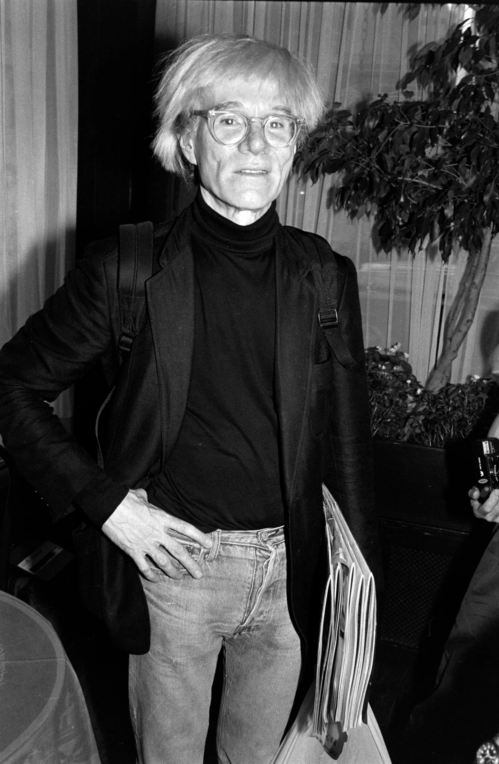 L'image peut contenir Andy Warhol Visage Tête Personne Photographie Portrait Vêtements Manteau Veste Partie du corps et doigt