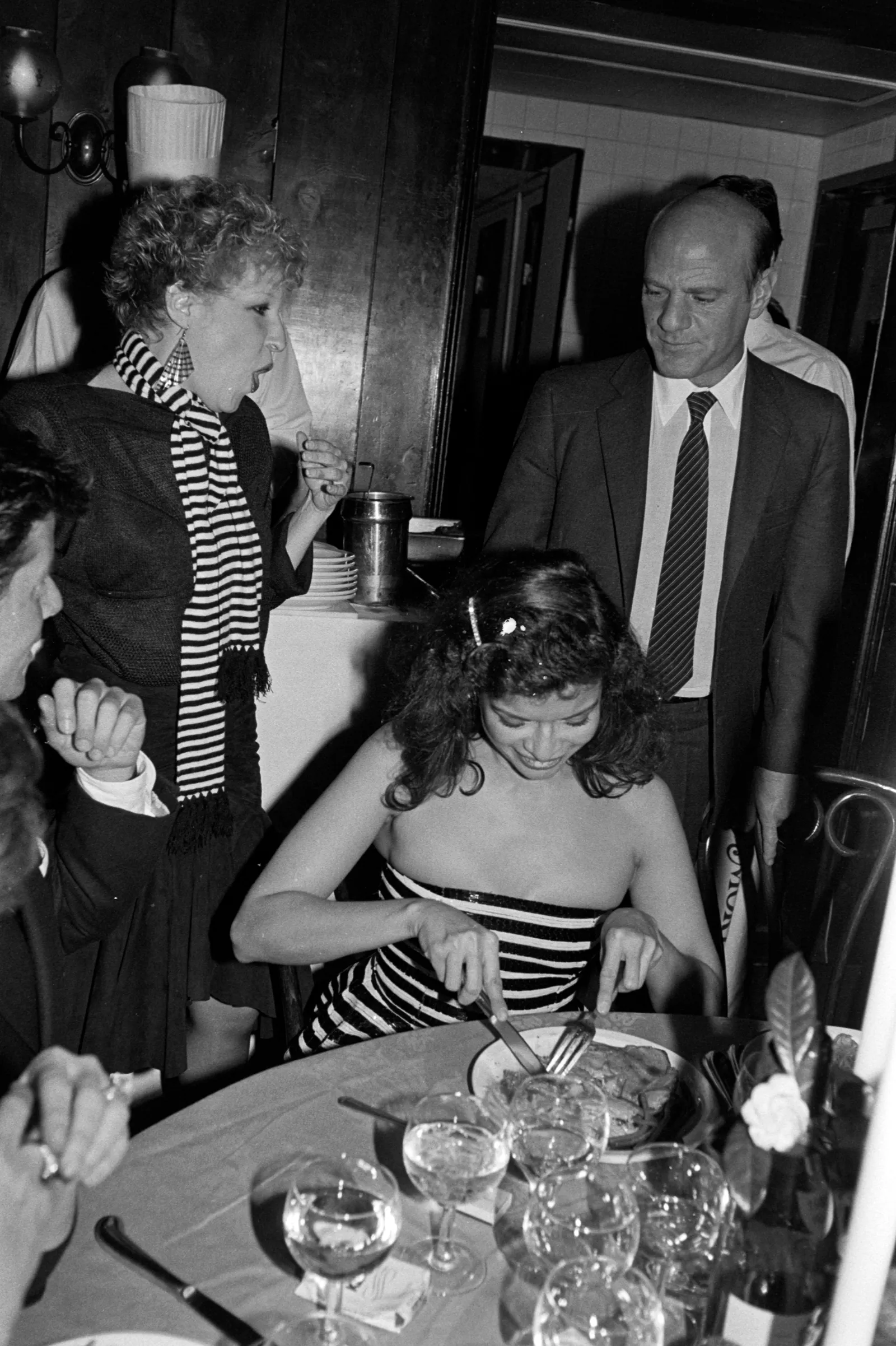 L'image peut contenir Bette Midler Barry Diller Bianca Jagger Vêtements de cérémonie Accessoires de costume Cravate visage et tête