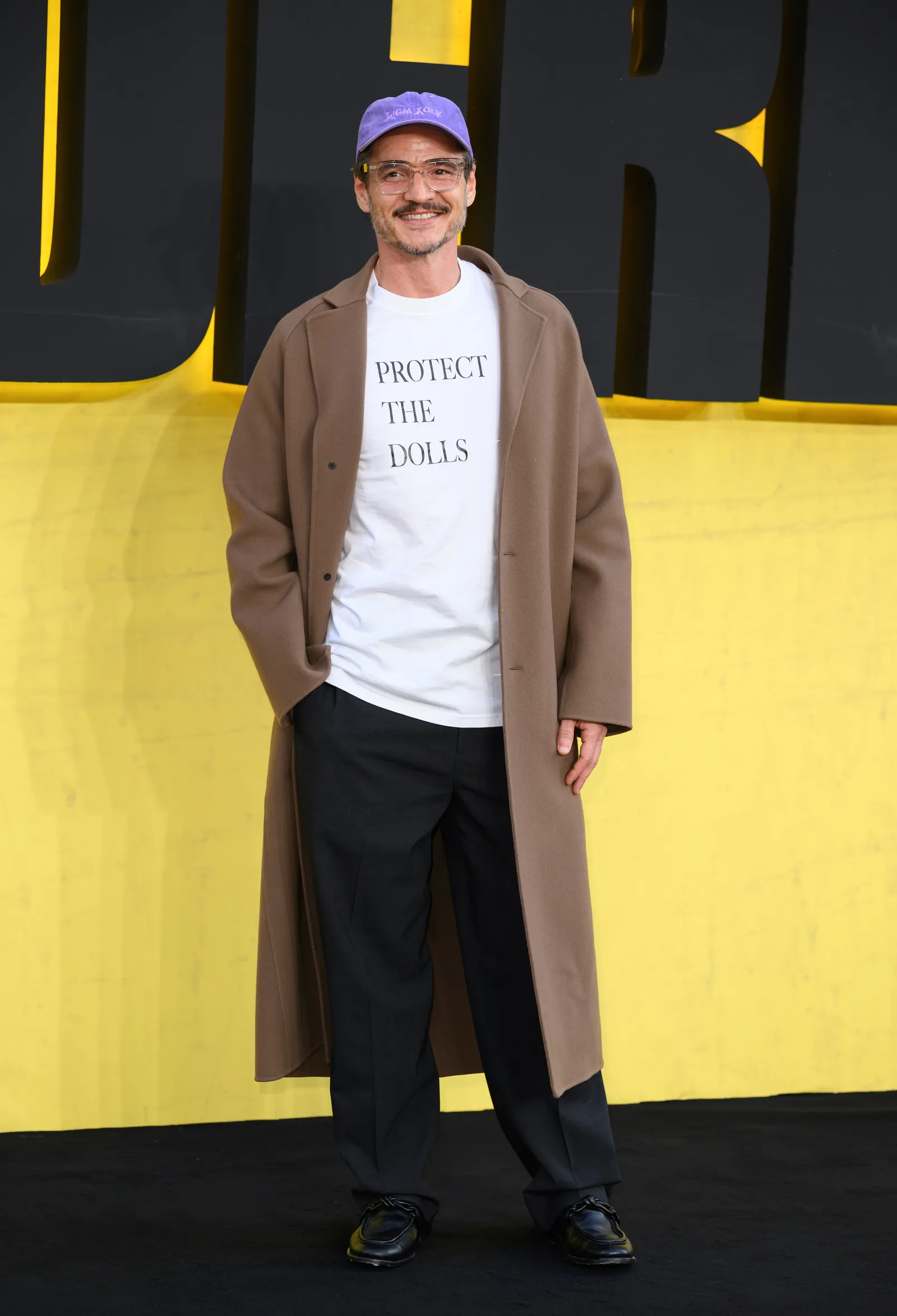 Nepo Baby, grimpeur social ou génie de la mode ? Ce que les gens ne comprennent pas à propos de Conner Ives L'image peut contenir Pedro Pascal Vêtements Manteau Adulte Personne Pardessus Veste et Debout