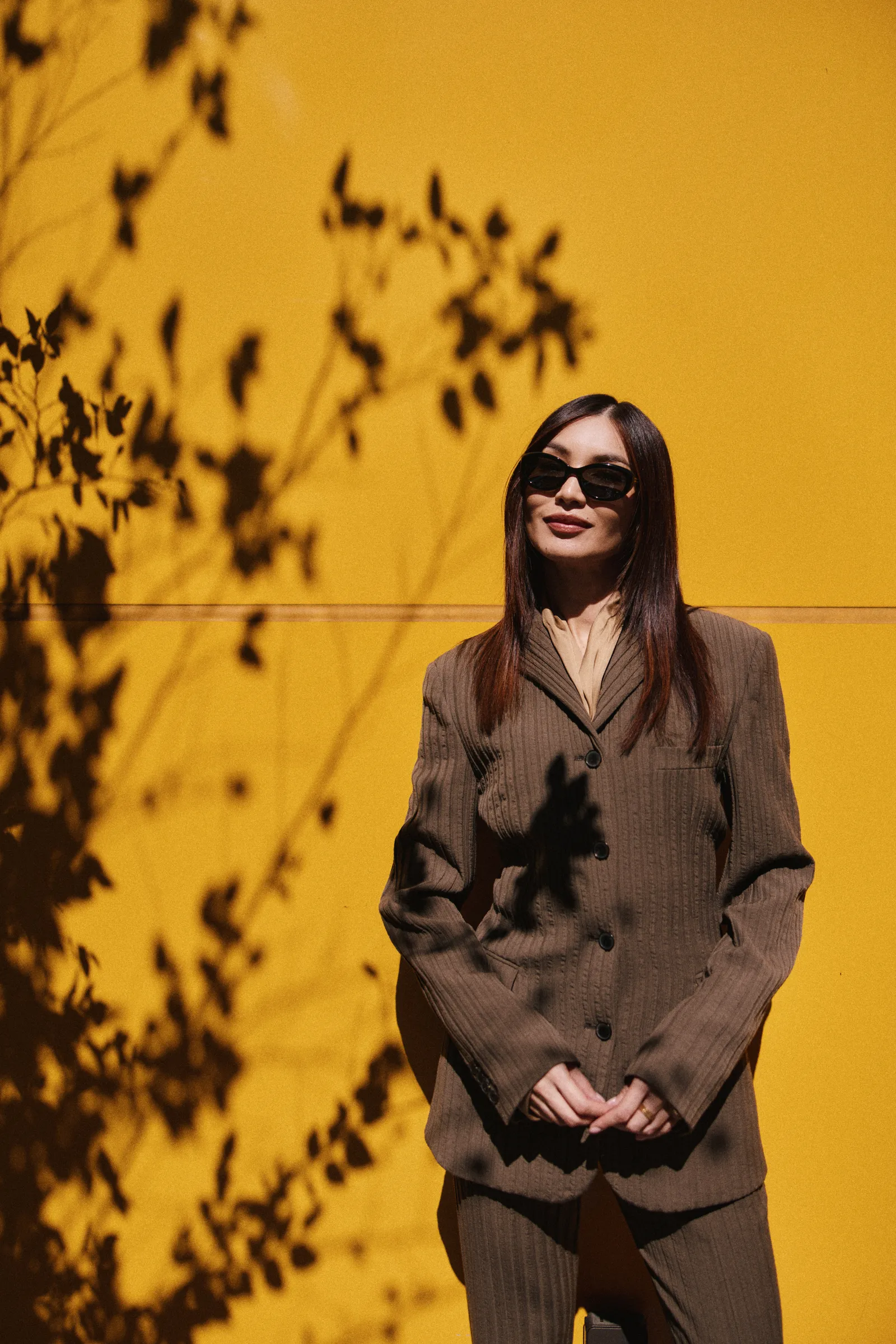 L'image peut contenir Gemma Chan Blazer Vêtements Manteau Veste Visage Tête heureuse Personne Sourire Vêtements de cérémonie et costume