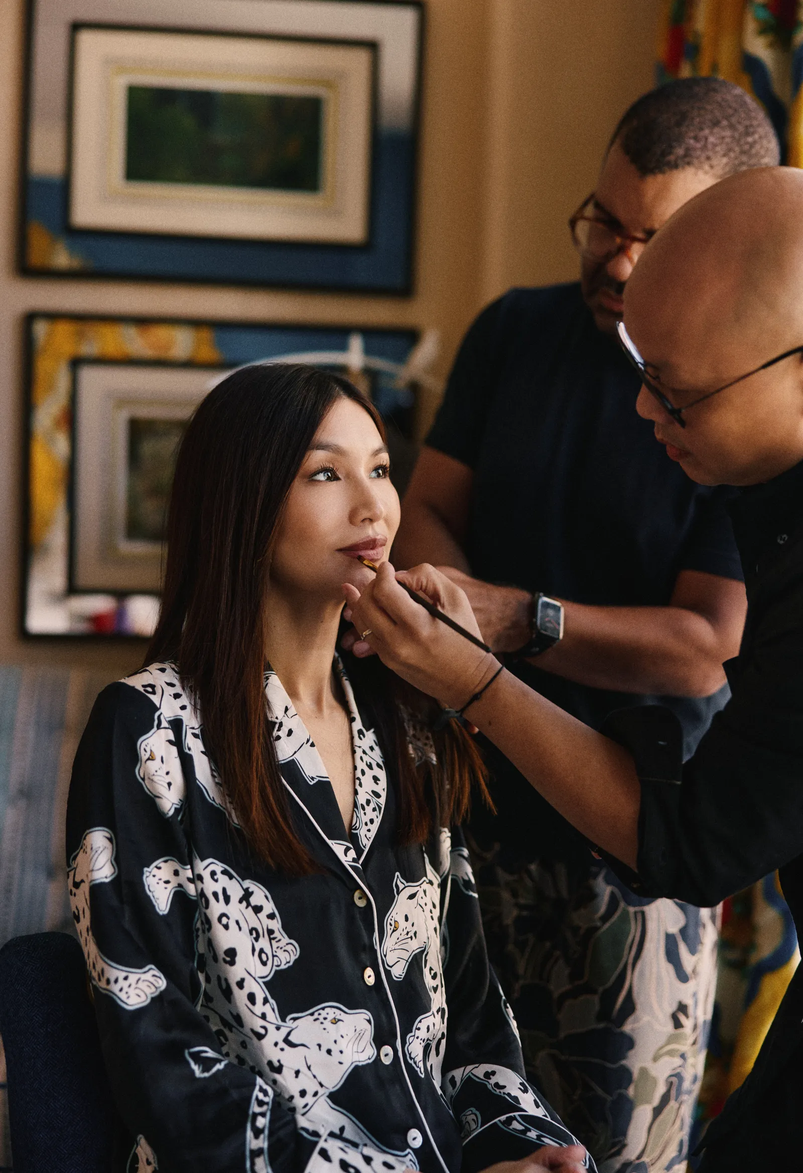 L'image peut contenir Gemma Chan Paul Mac Personne adulte Accessoires cosmétiques Lunettes Visage Tête Maquillage et montre-bracelet