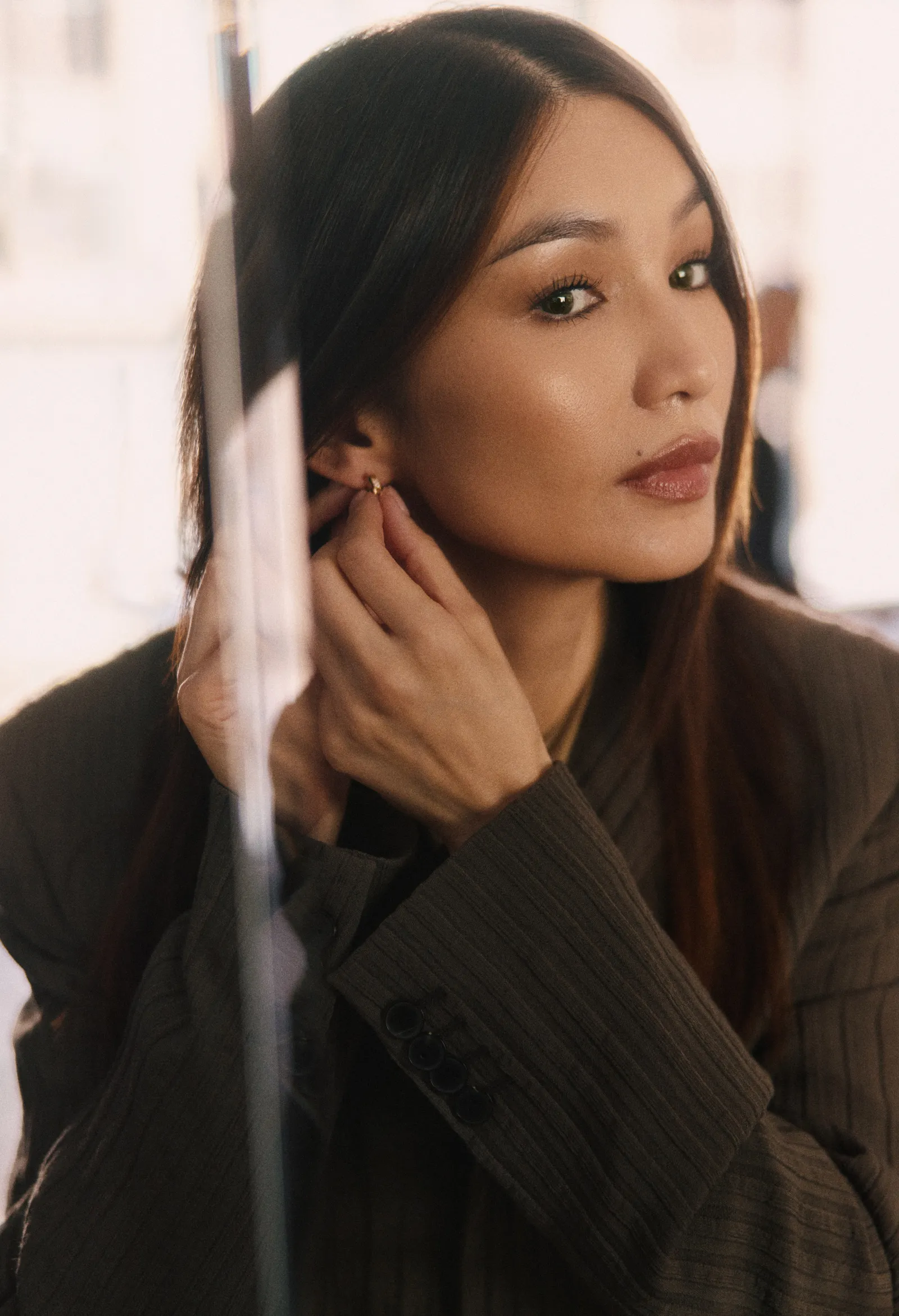 L'image peut contenir le visage de la personne en chef de Gemma Chan et un adulte
