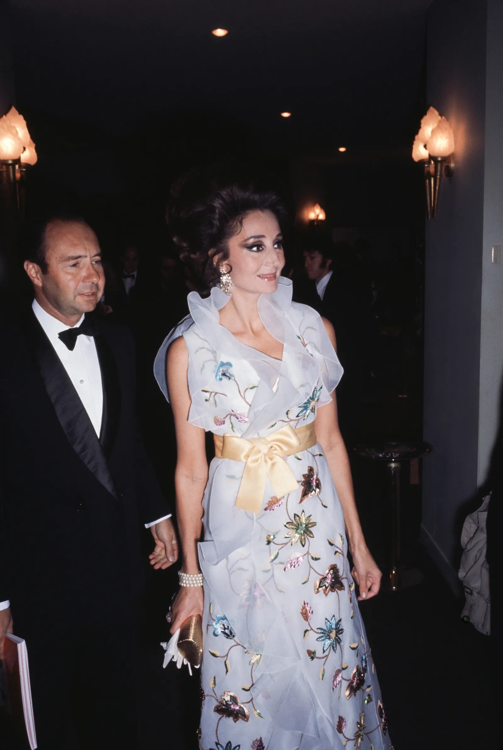 L'image peut contenir Jacqueline de Ribes Vêtements Robe Éclairage Tenue de soirée Costume Blazer Manteau Veste Mode et robe