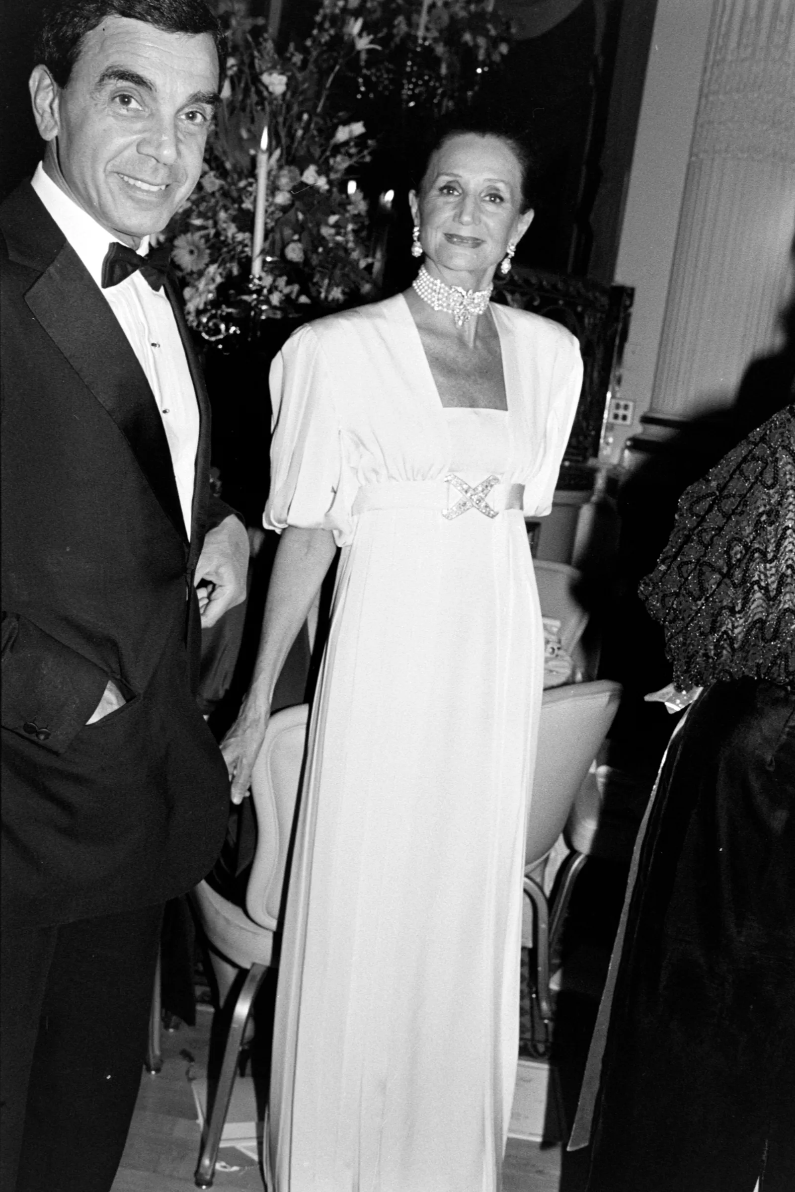 L'image peut contenir Kishore Mahbubani Jacqueline de Ribes Personne Vêtements Tenue de soirée Costume Adulte Mariage et Smoking