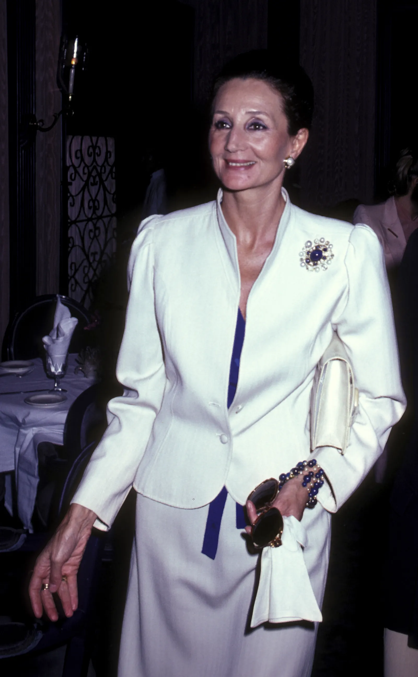 L'image peut contenir Jacqueline de Ribes Personne Vêtements Tenue de soirée Costume Blazer Manteau Veste Gant Adulte et visage
