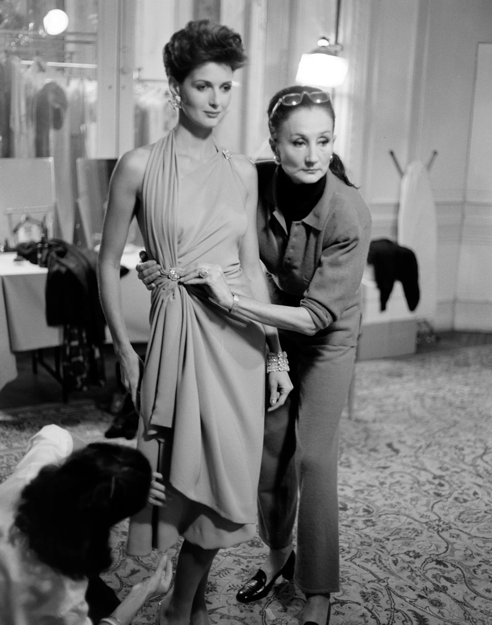 L'image peut contenir Jacqueline de Ribes Vêtements Robe Vêtements de cérémonie Personne adulte Visage Tête Photographie et portrait