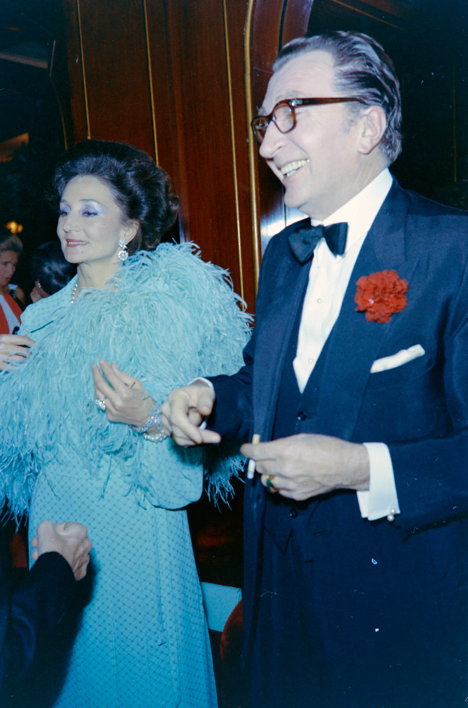 L'image peut contenir Ion Mihai Pacepa Jacqueline de Ribes Vêtements Tenue de soirée Costume Blazer Manteau Veste et Adulte