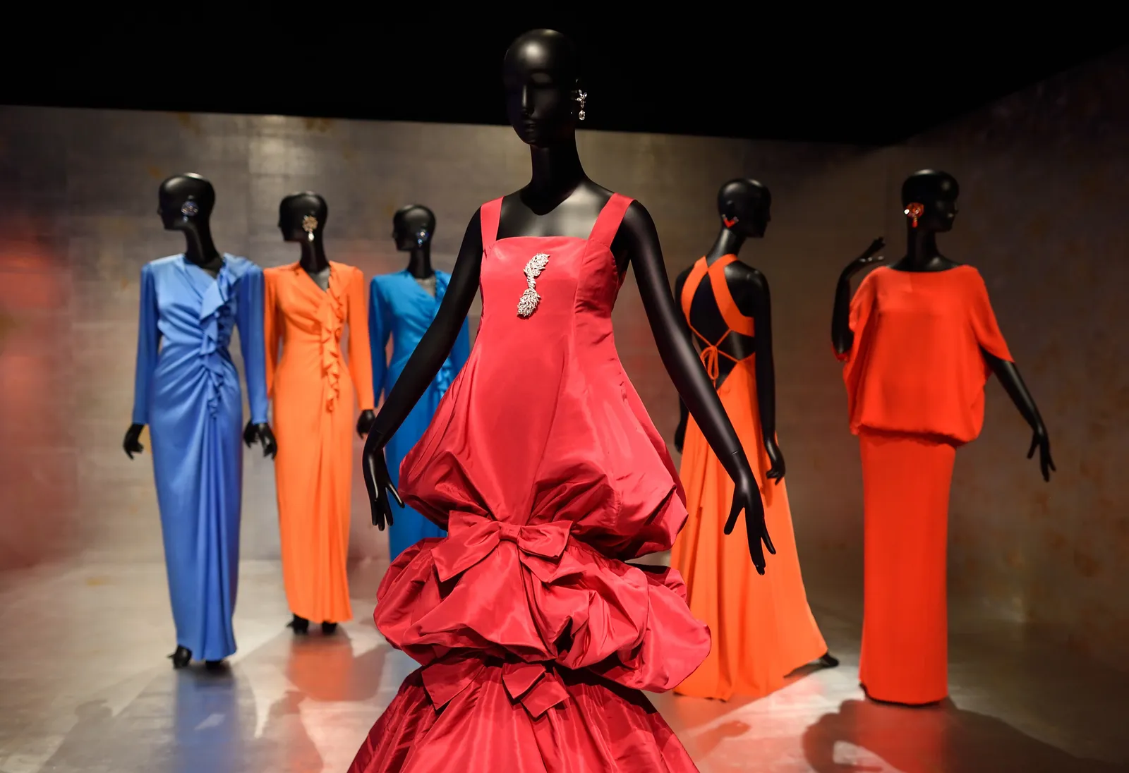 L'image peut contenir des vêtements pour une personne adulte, une robe, une tenue de soirée, une robe de soirée et un mannequin.