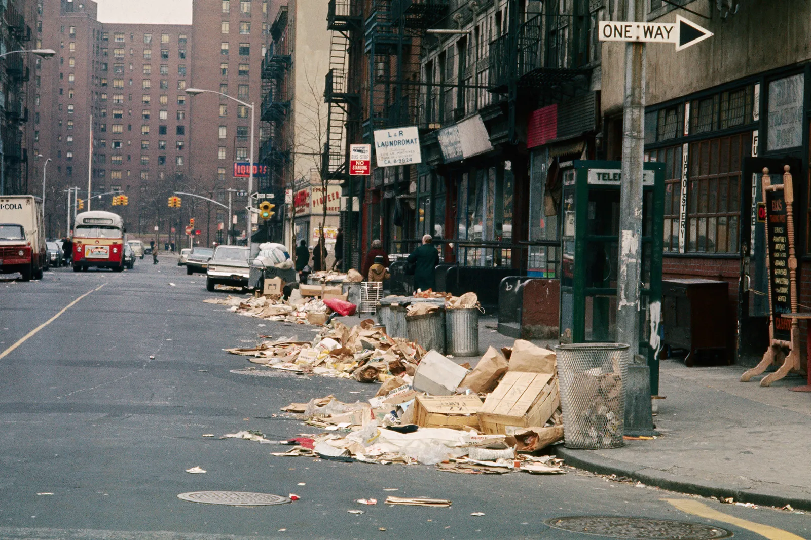 L'artiste controversé Jordan Wolfson est de retour dans le groove new-yorkais L'image peut contenir Ville Route Rue Personne urbaine Déchets Poubelle Voiture Transport et véhicule