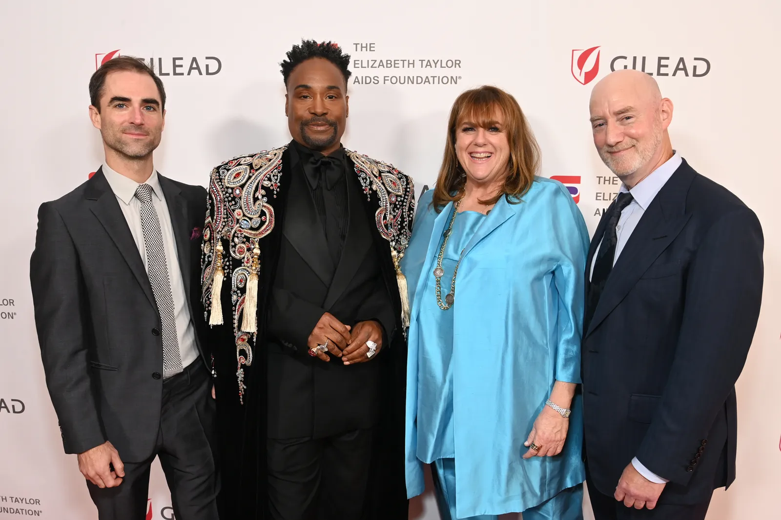 L'image peut contenir Billy Porter Hana Laszlo Vêtements de mode Tenue de soirée Costume Blazer Manteau Veste Adulte et personne