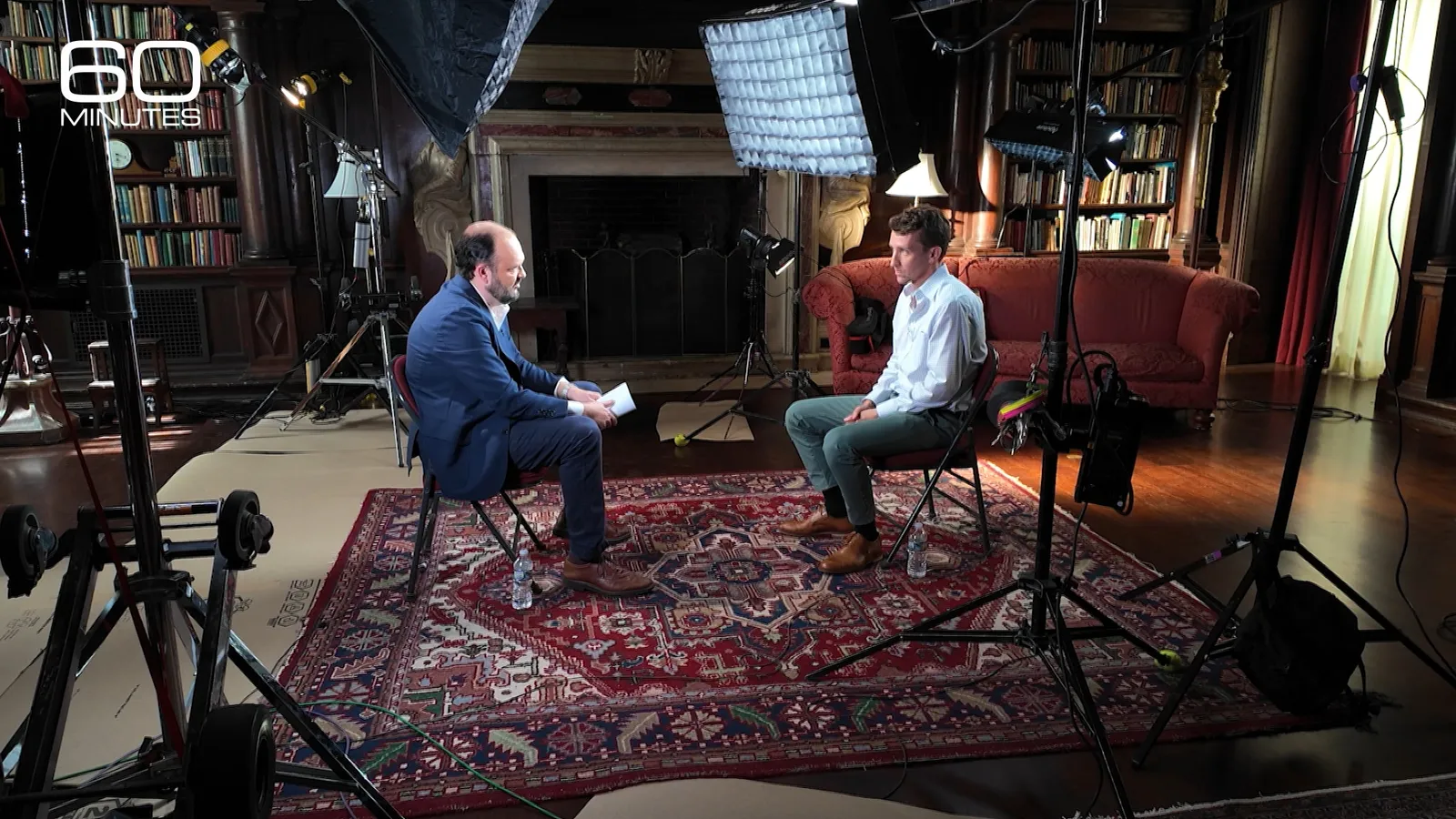 L'image peut contenir Ross Douthat Conversation Personne interviewée Vêtements pour adultes Chaussures Chaussures Chaise et meubles