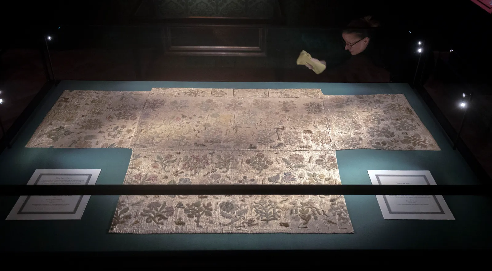 L'image peut contenir des meubles, des tapis, des tables et des dessus de table.