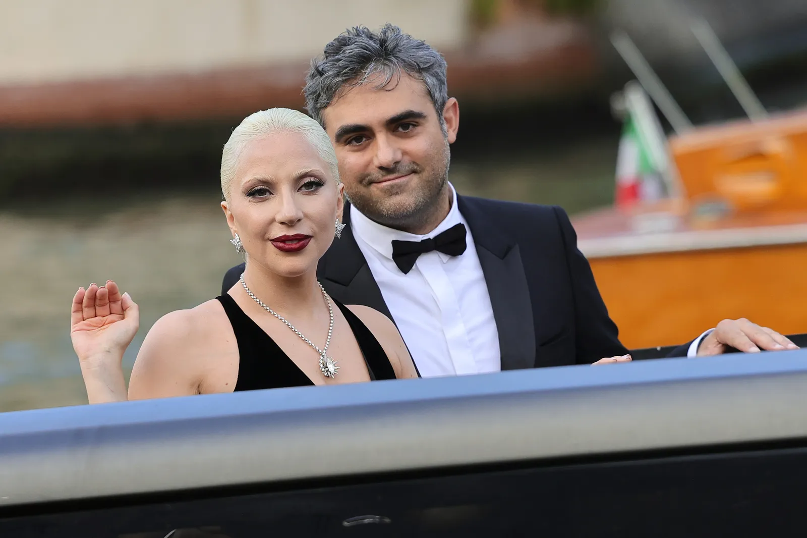 Pourquoi Lady Gaga et Michael Polansky ont nommé leur nouveau bébé « Rose Bean » L'image peut contenir des vêtements de Lady Gaga, des vêtements de cérémonie, des accessoires de costume, une cravate, des bijoux, un collier, une personne et un photobombing.