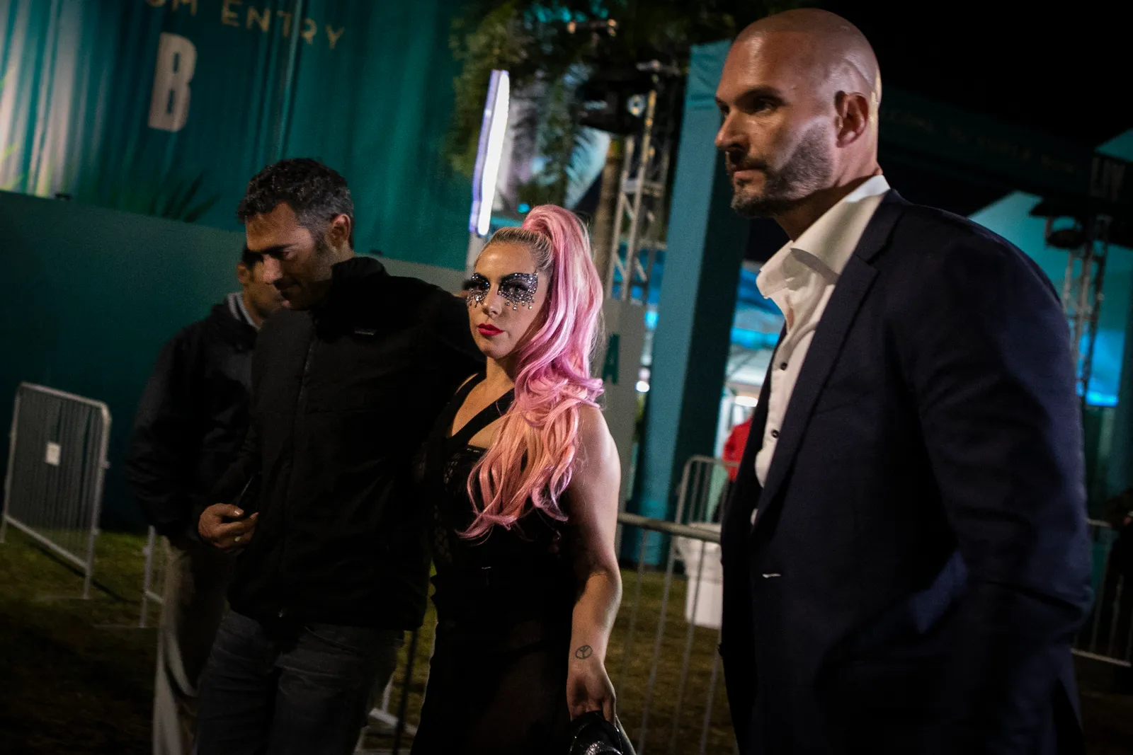 Pourquoi Lady Gaga et Michael Polansky ont nommé leur nouveau bébé « Rose Bean » L'image peut contenir Lady Gaga Personne adulte Cheveux Cheveux roses Visage et tête