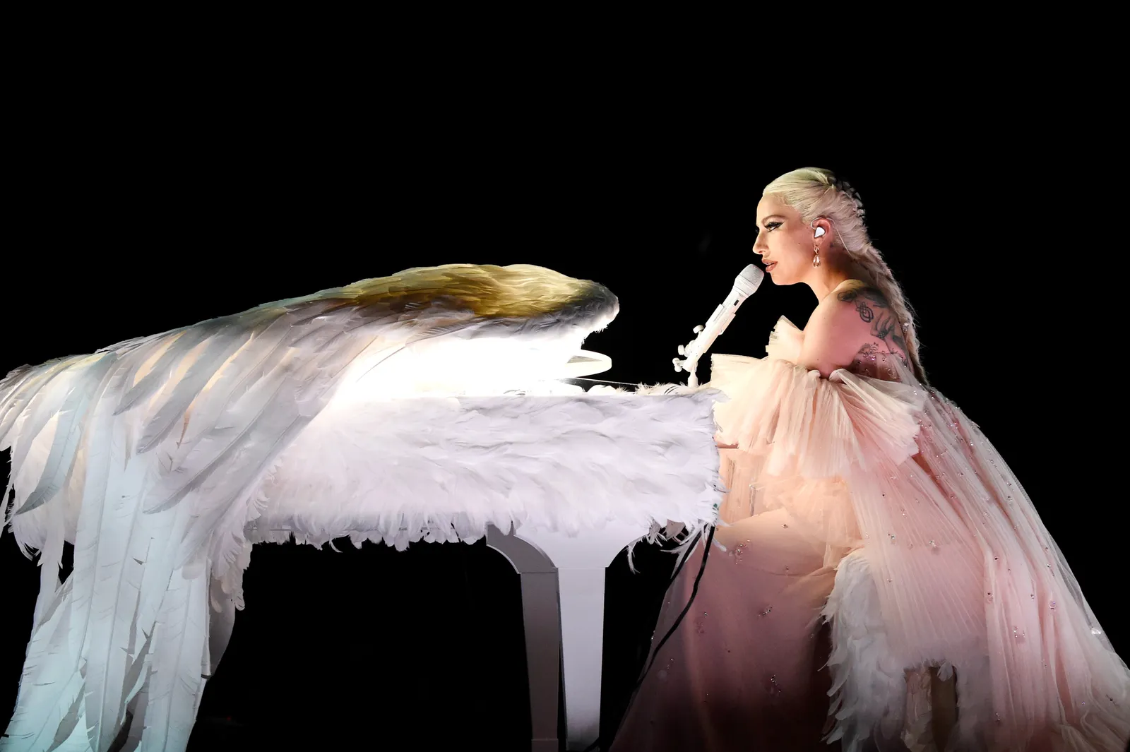 Pourquoi Lady Gaga et Michael Polansky ont nommé leur nouveau bébé « Rose Bean » L'image peut contenir des vêtements de Lady Gaga Robe Personne Appareil électrique Microphone Interprète et performance solo