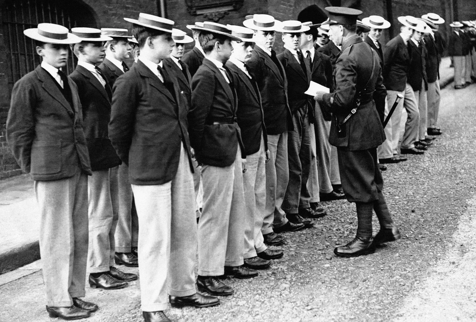 L'image contient peut-être John Marshall Edward VIII Francis Poulenc Jean Batten Vêtements Manteau Chapeau Personnes Personne et adulte