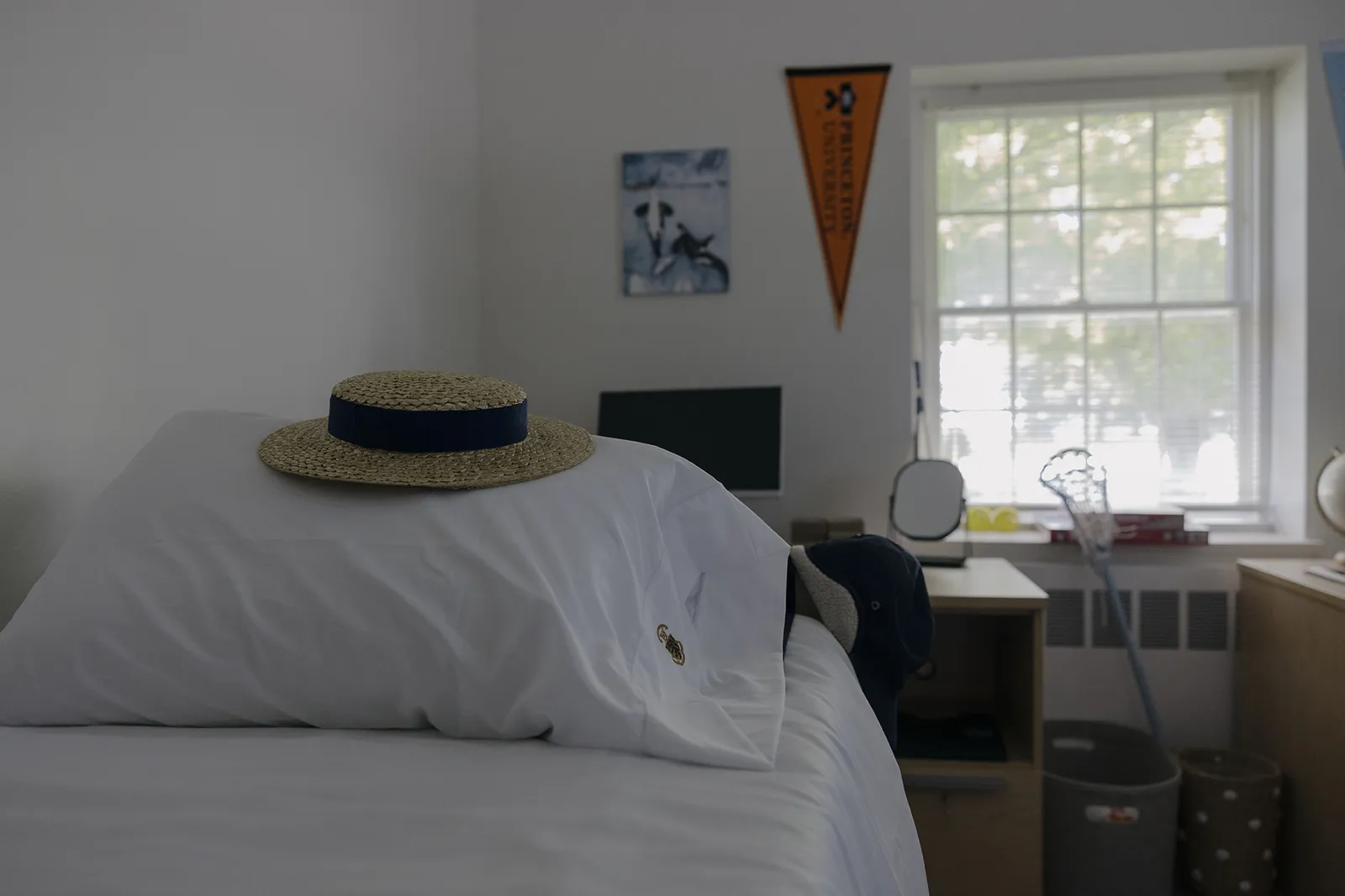 L'image peut contenir : Intérieur Design d'intérieur Meubles Vêtements Chapeau Matériel informatique Matériel électronique et moniteur