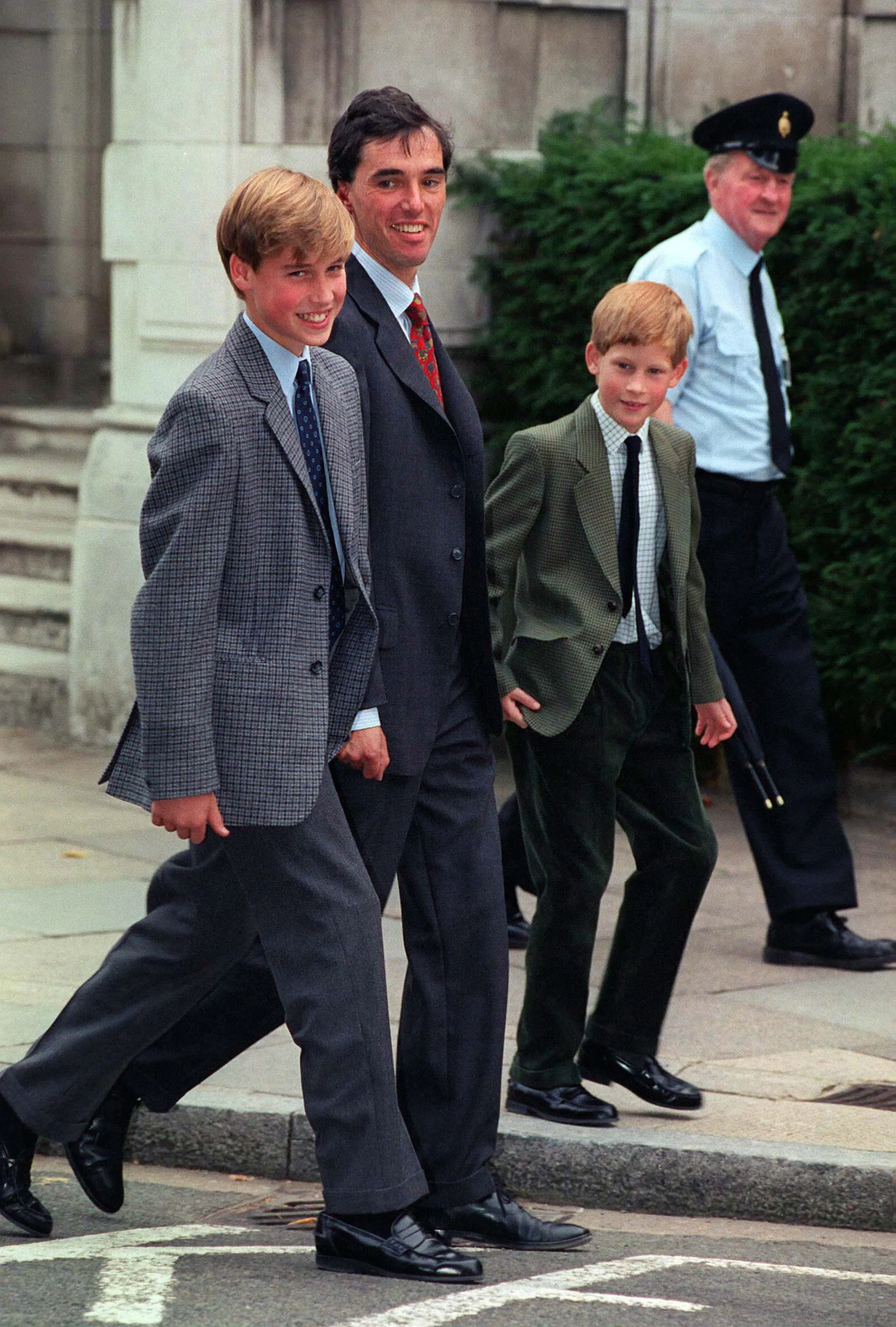 Queues, Stick-Ups et Bum-Freezers, oh mon Dieu ! Décoder les uniformes scolaires britanniques L'image peut contenir Friedemann Schulz von Thun, le prince William, duc de Cambridge et Werner Olk.