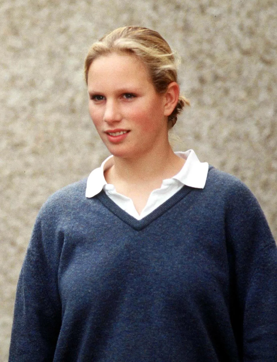 Queues, Stick-Ups et Bum-Freezers, oh mon Dieu ! Décoder les uniformes scolaires britanniques L'image peut contenir Zara Tindall Cheveux blonds Personne Partie du corps Visage Tête Cou Photographie et portrait