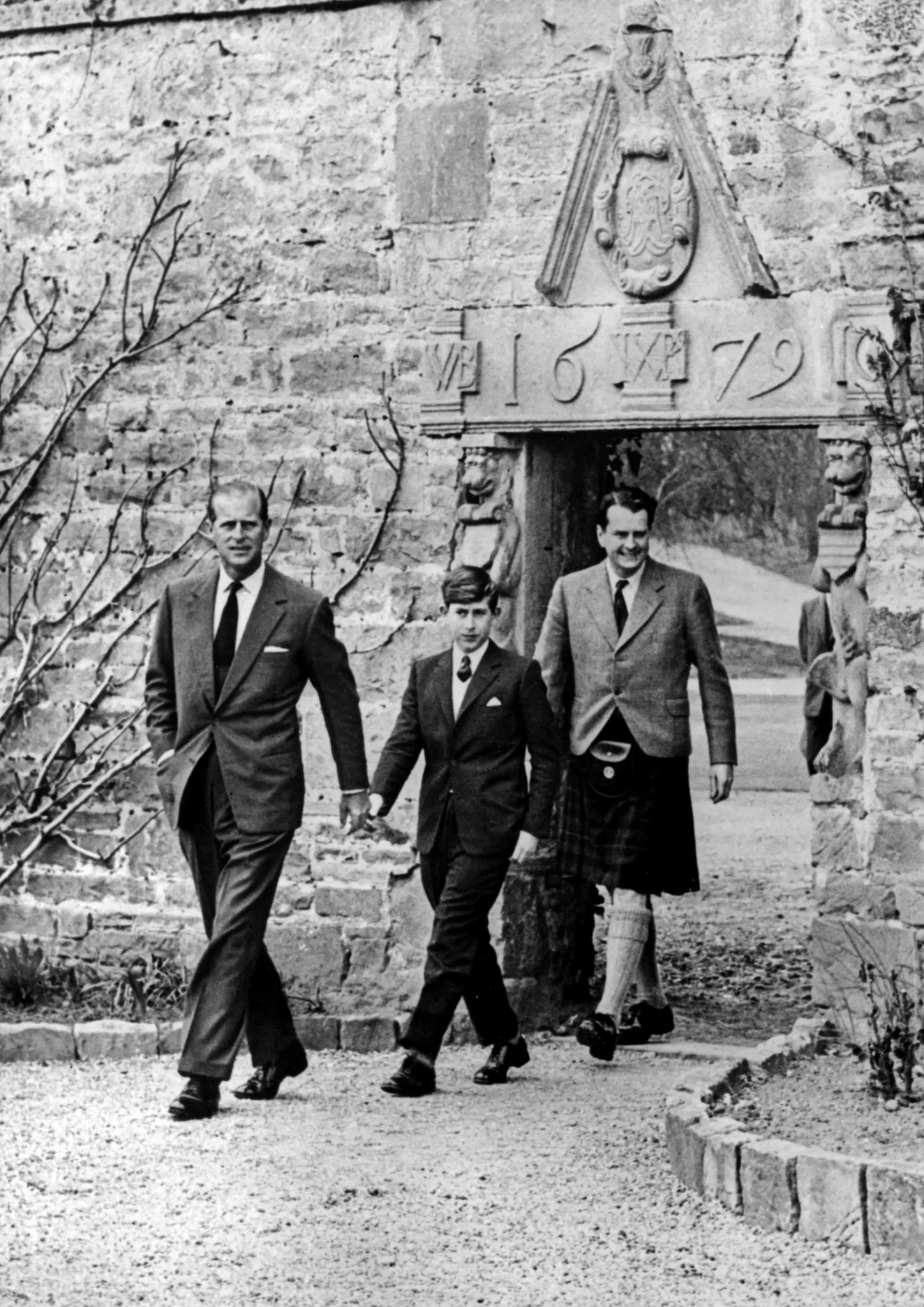 Queues, Stick-Ups et Bum-Freezers, oh mon Dieu ! Décoder les uniformes scolaires britanniques L'image peut contenir Philip Tomalin Ren Coty Charles Prince de Galles Vêtements Manteau Tenue de soirée Costume et personne